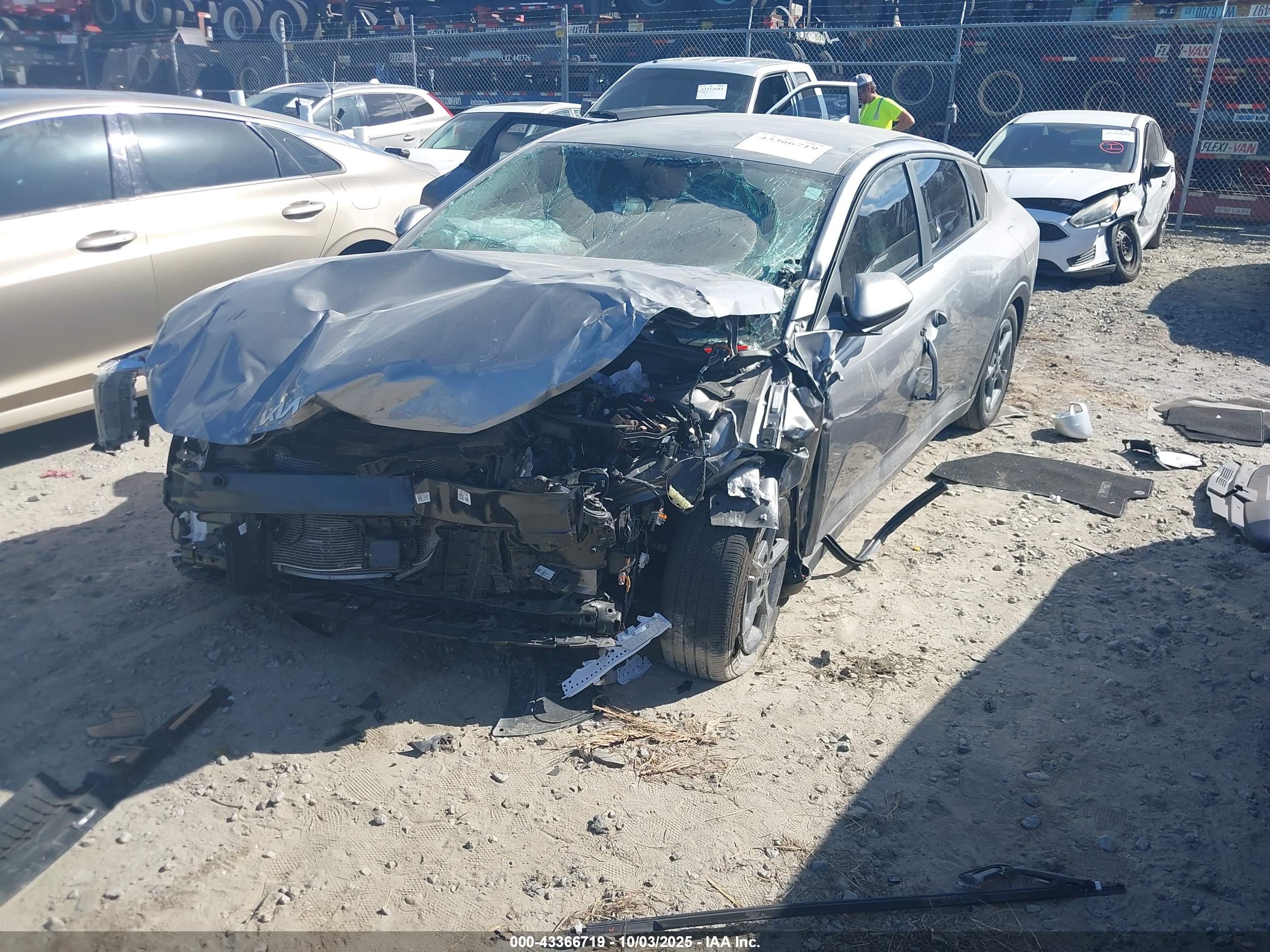 KIA K4 image 2