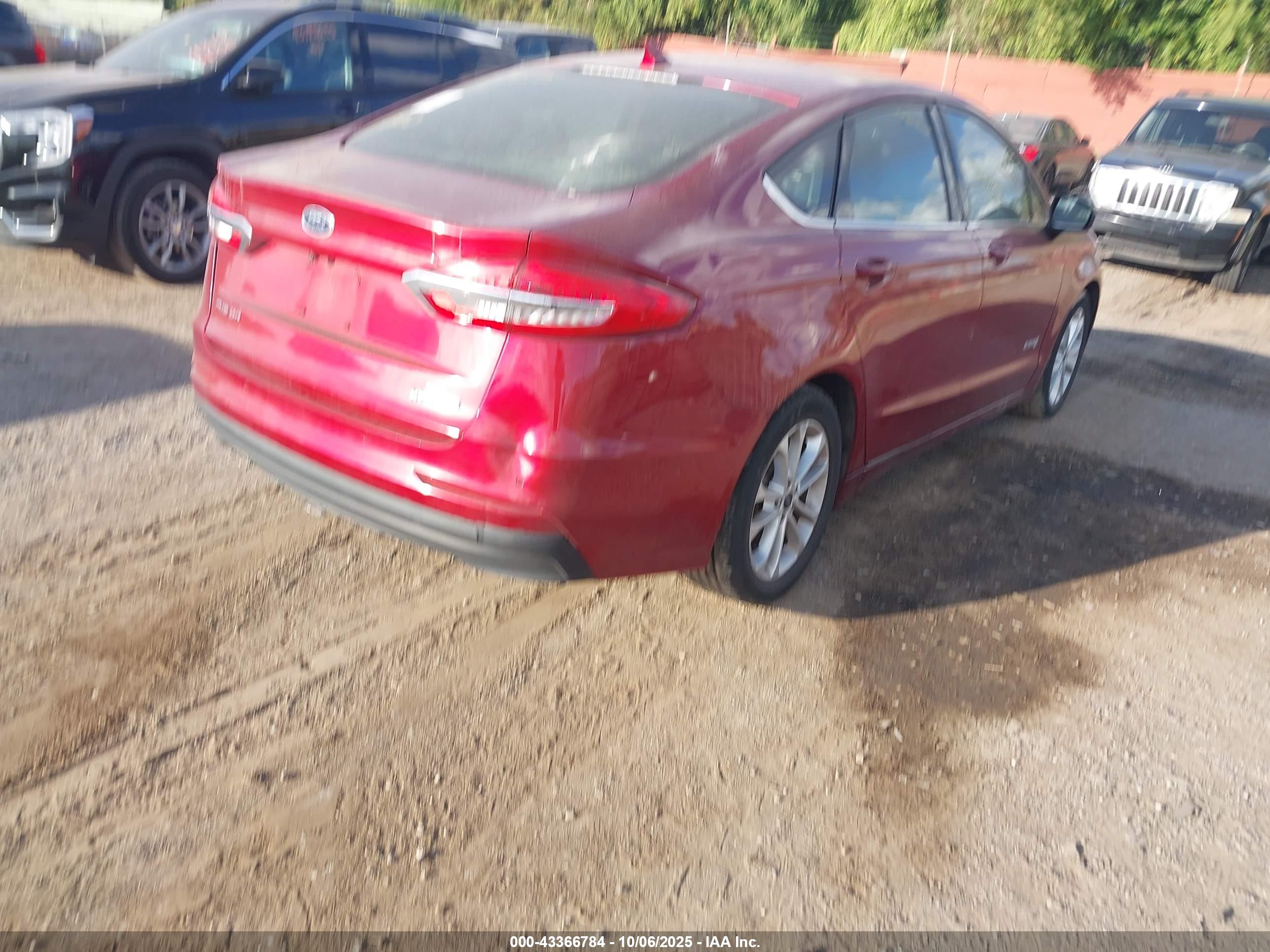 FORD FUSION image 4