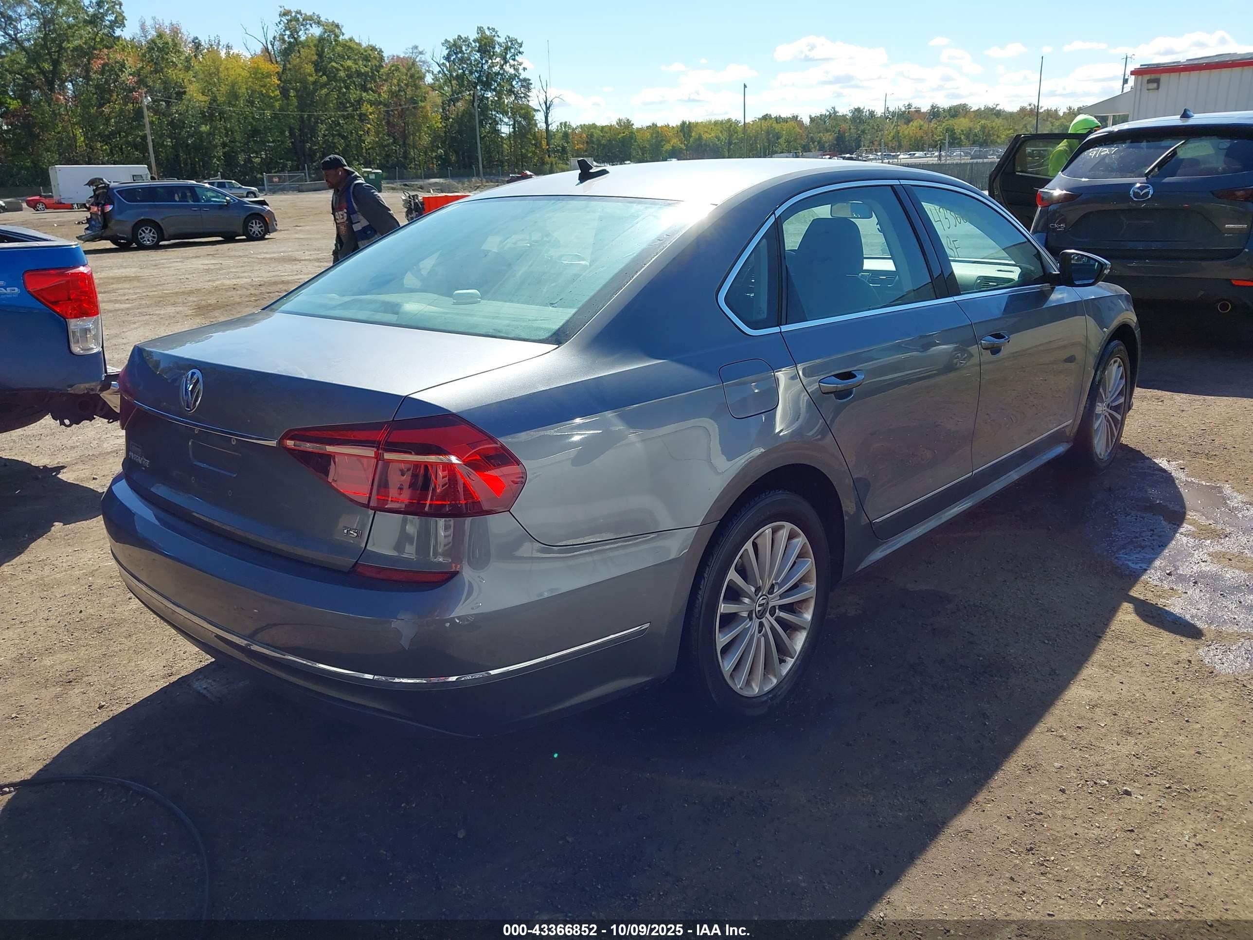VOLKSWAGEN PASSAT image 4