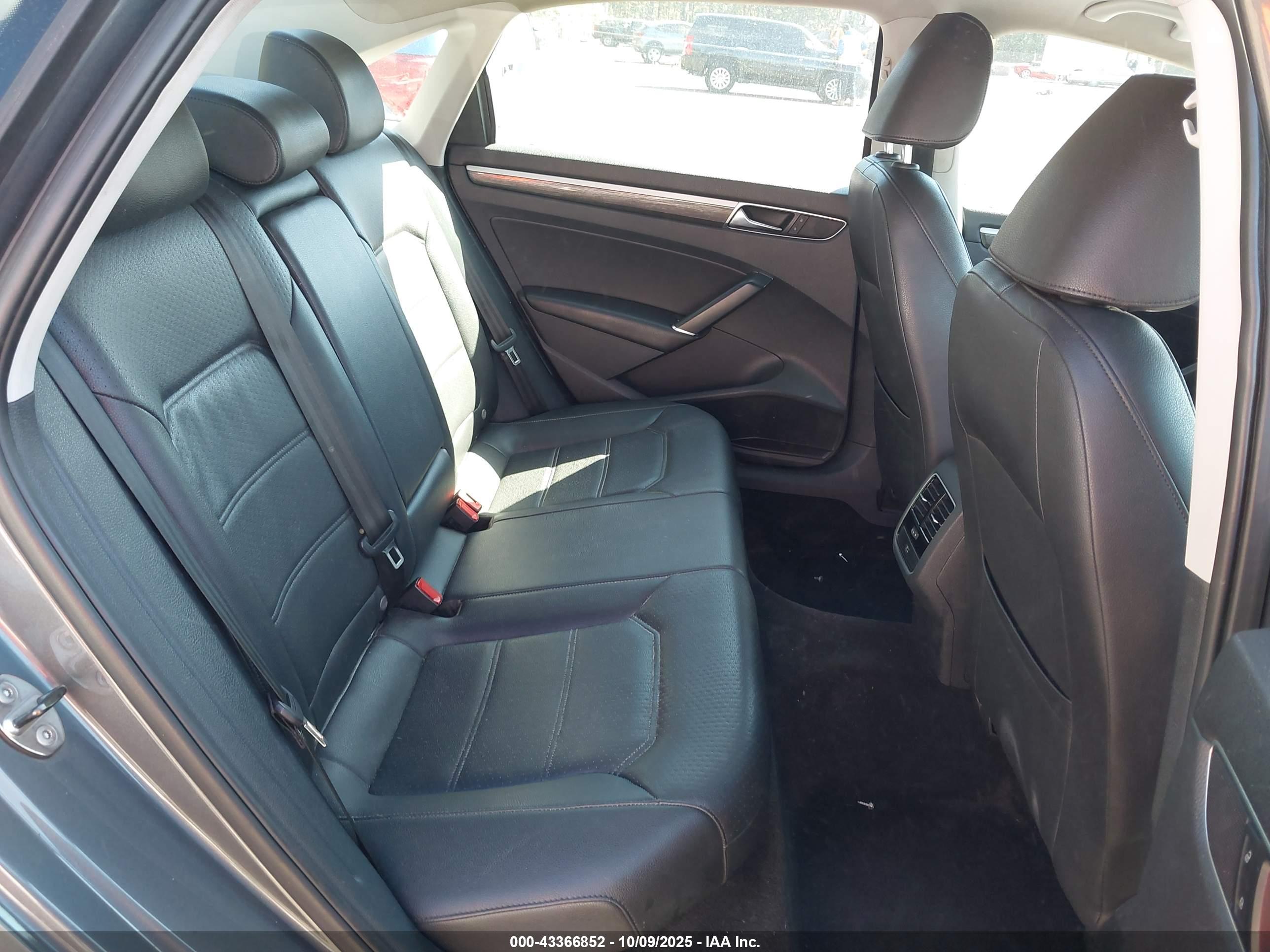 VOLKSWAGEN PASSAT image 8