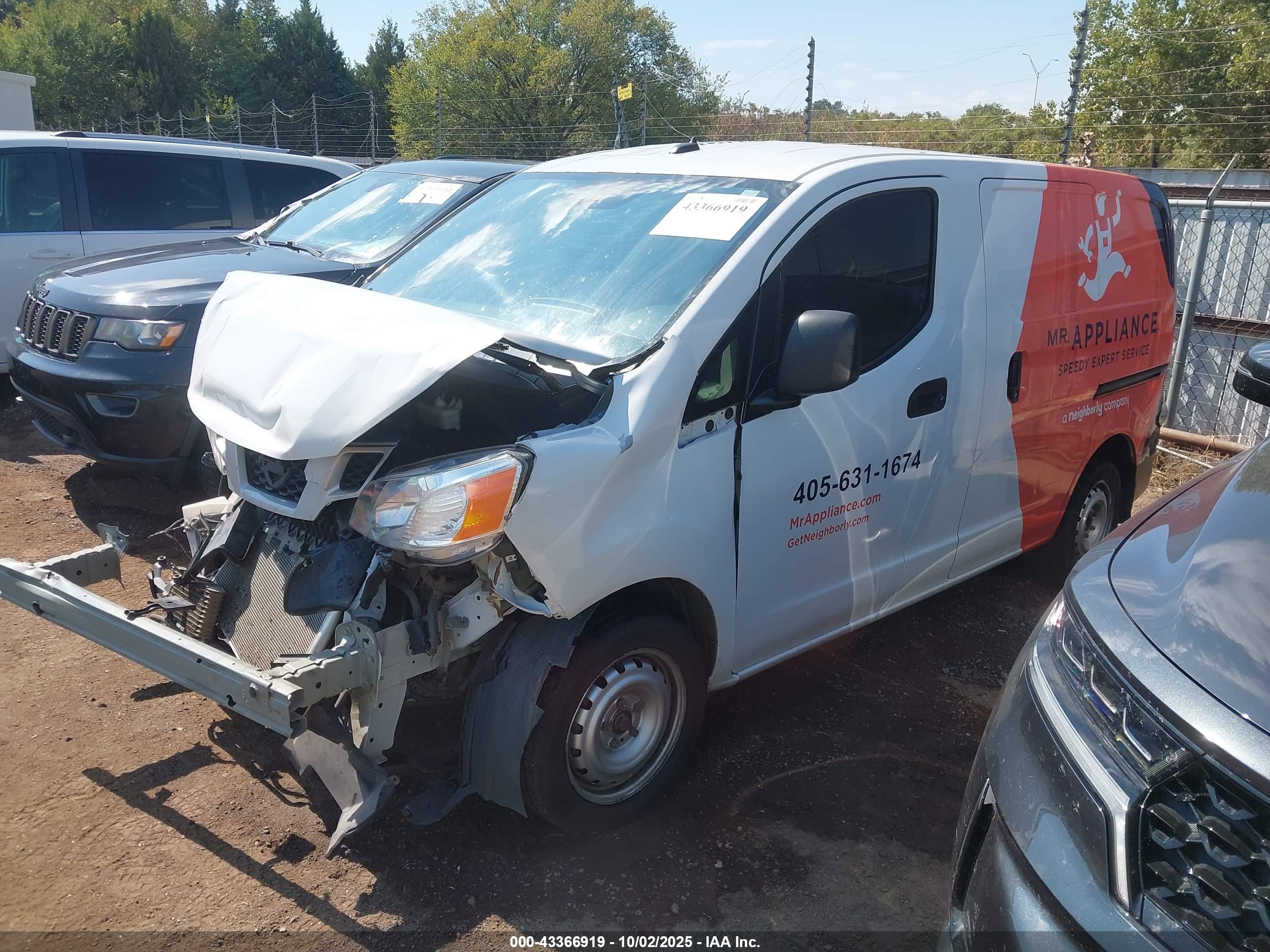 NISSAN NV200 image 2
