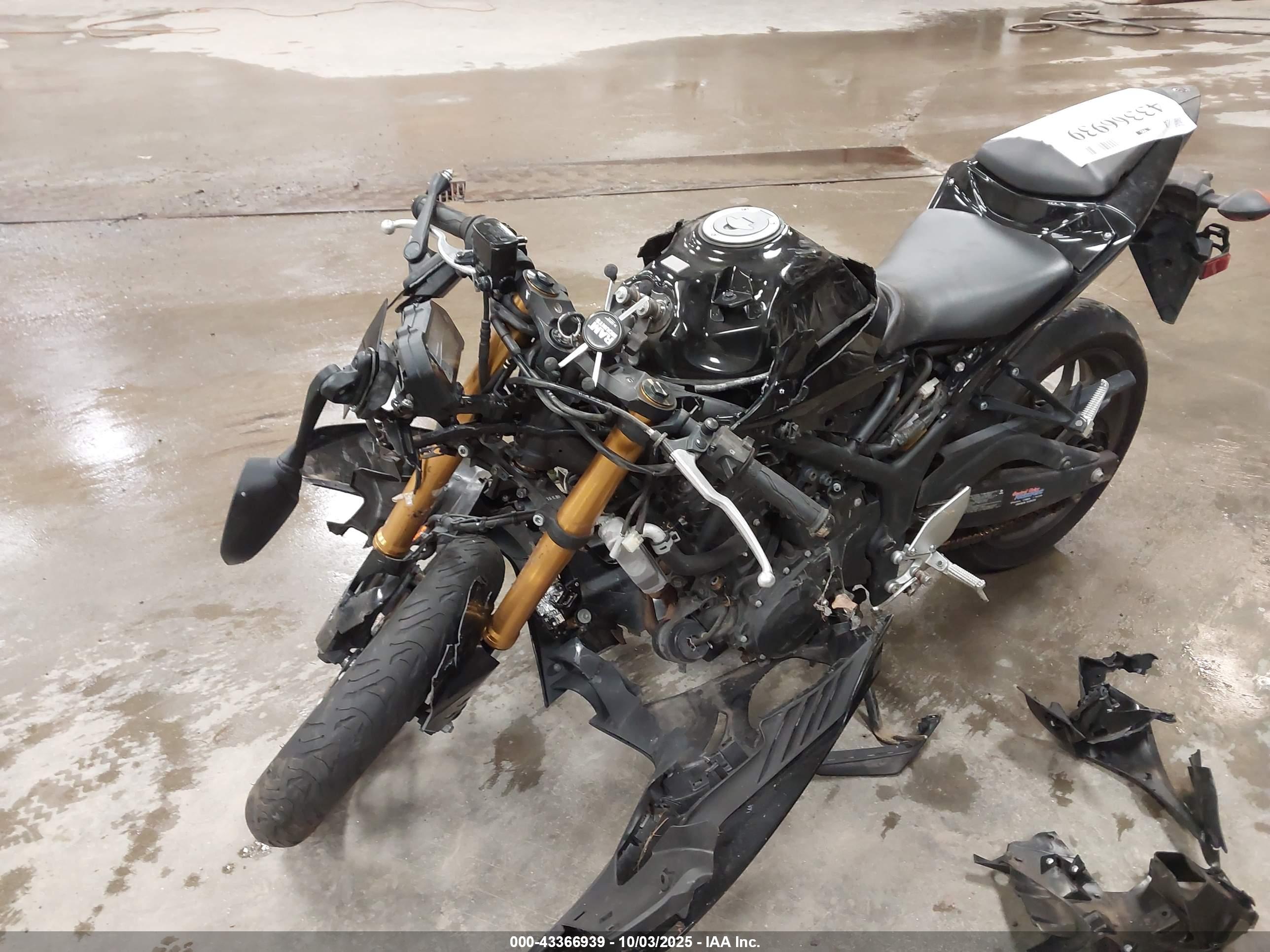 YAMAHA YZFR3 image 2
