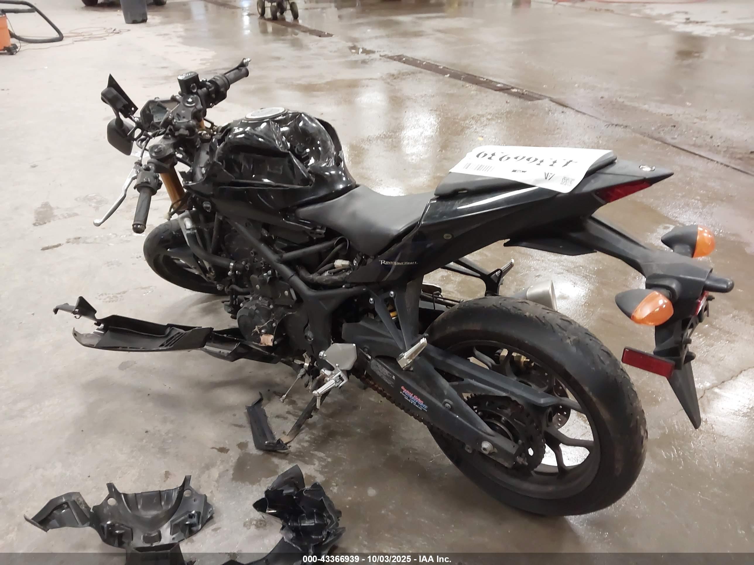 YAMAHA YZFR3 image 3