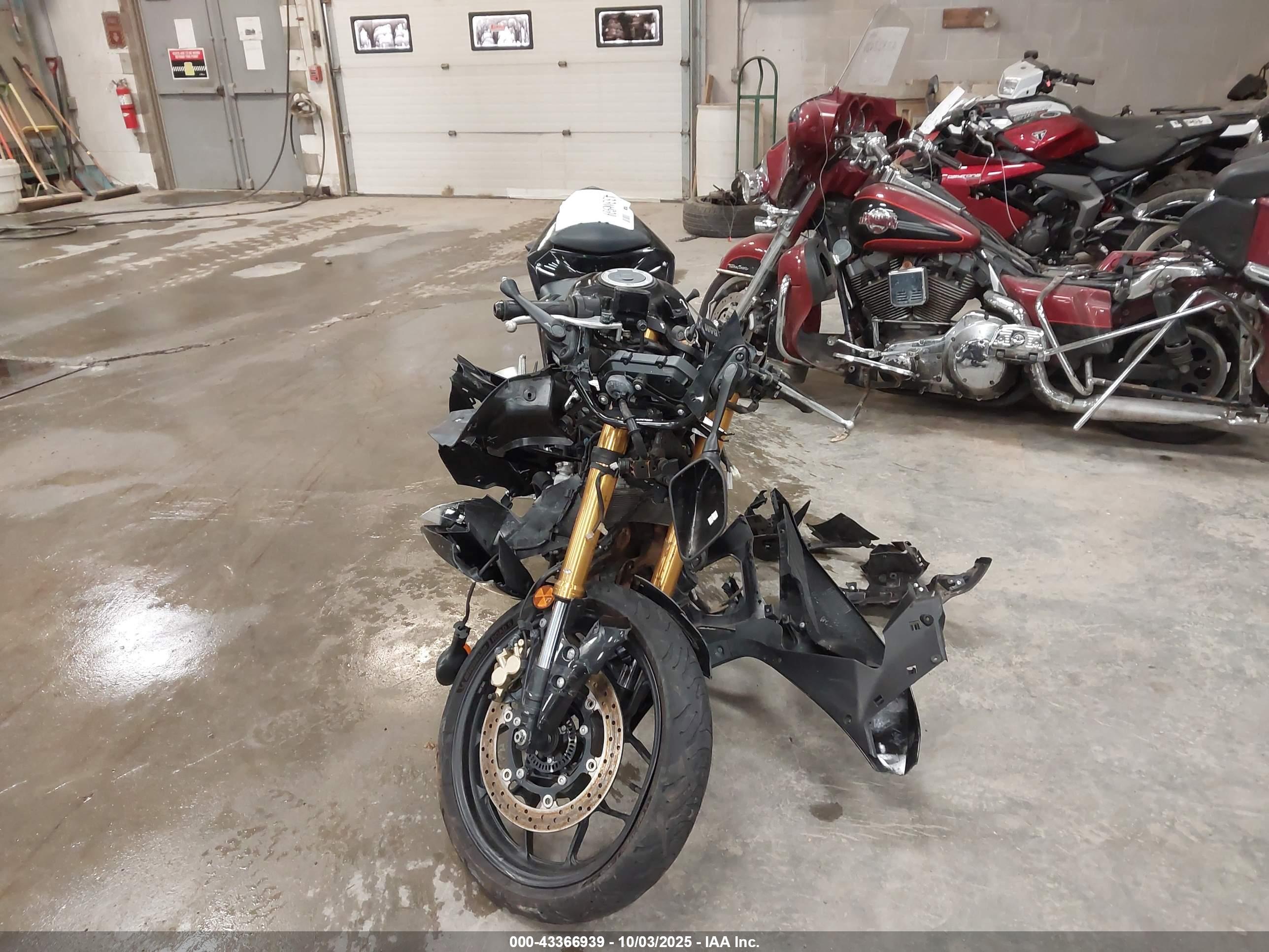 YAMAHA YZFR3 image 5