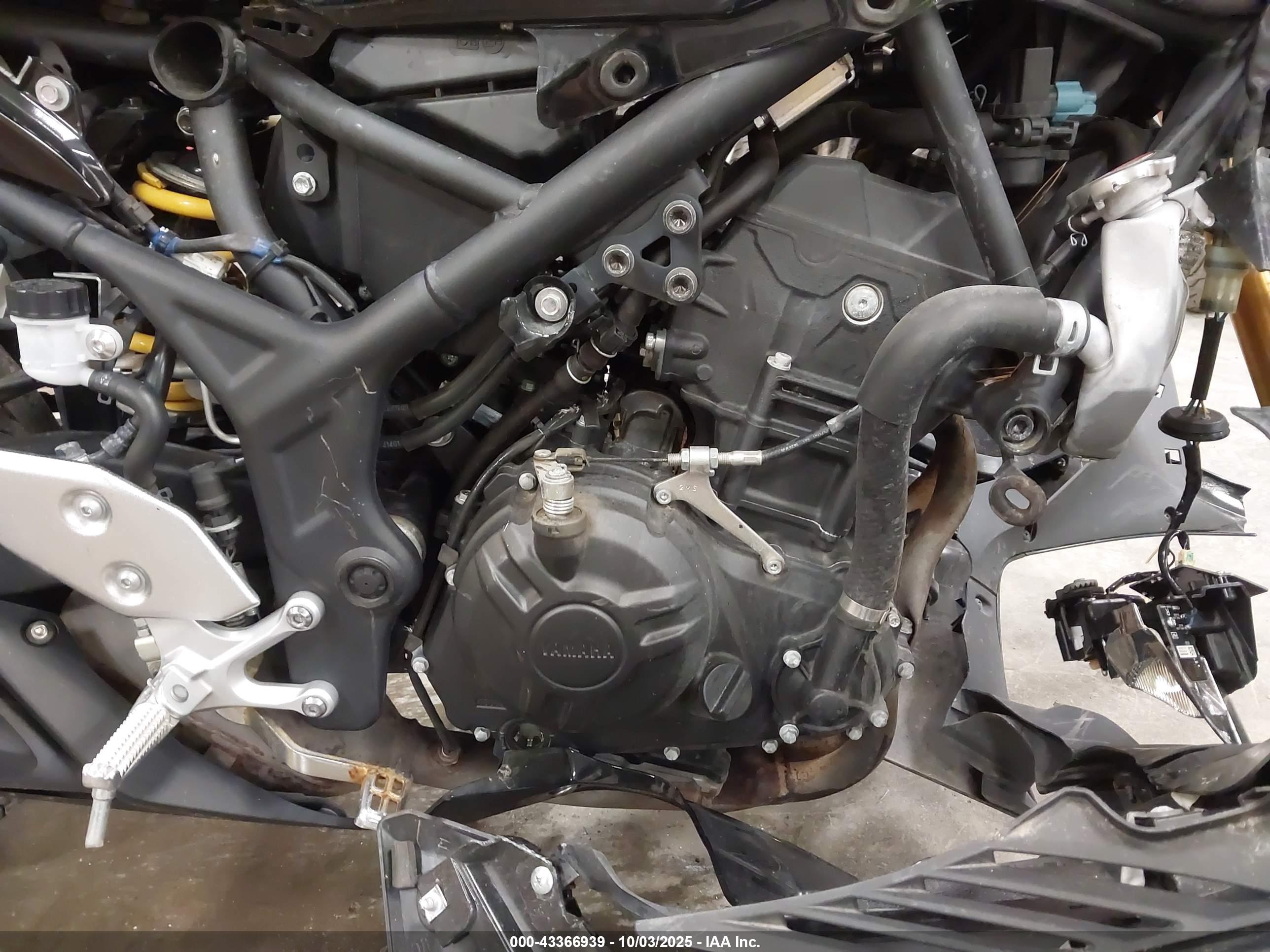YAMAHA YZFR3 image 8