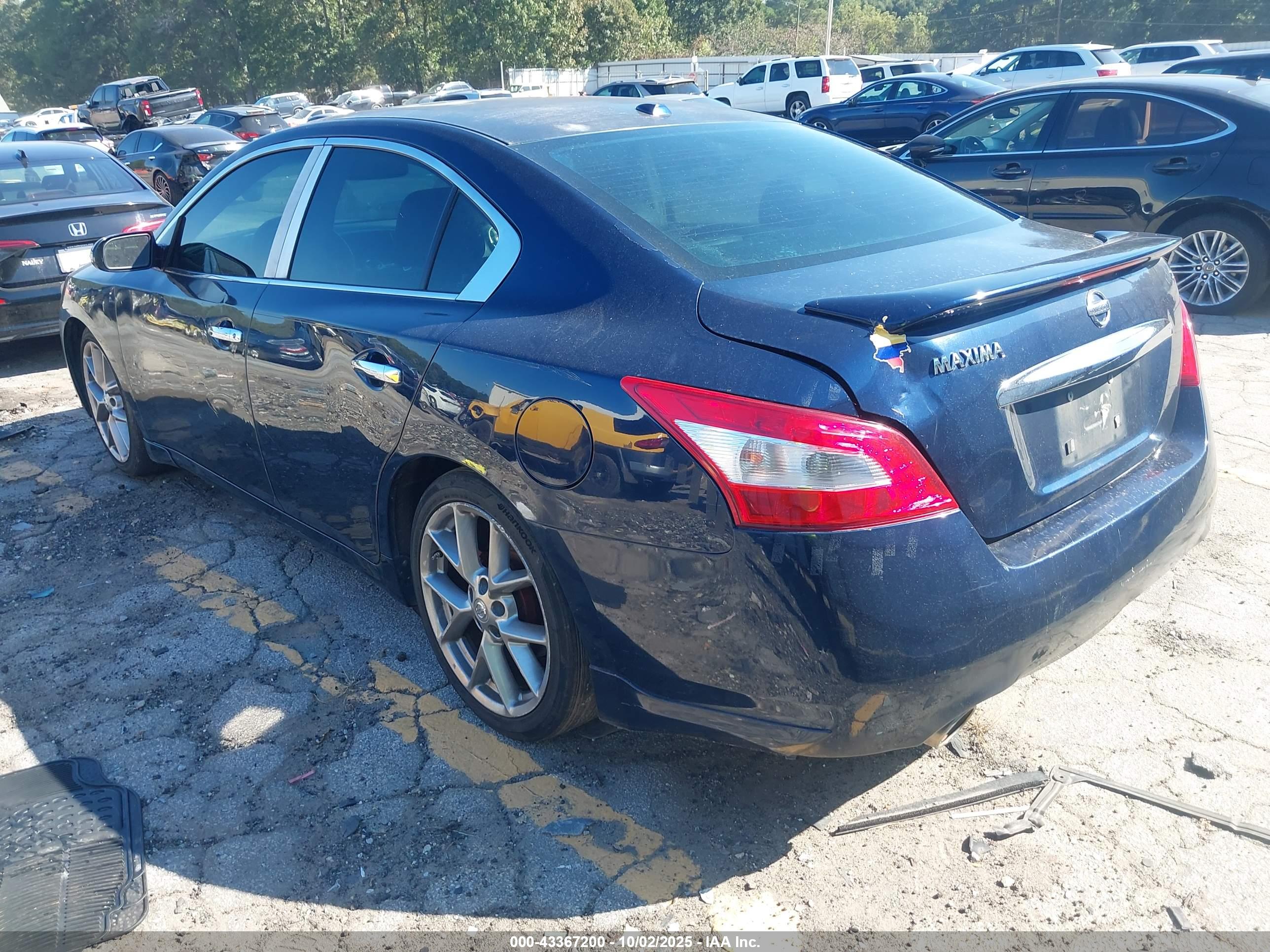 NISSAN MAXIMA image 3