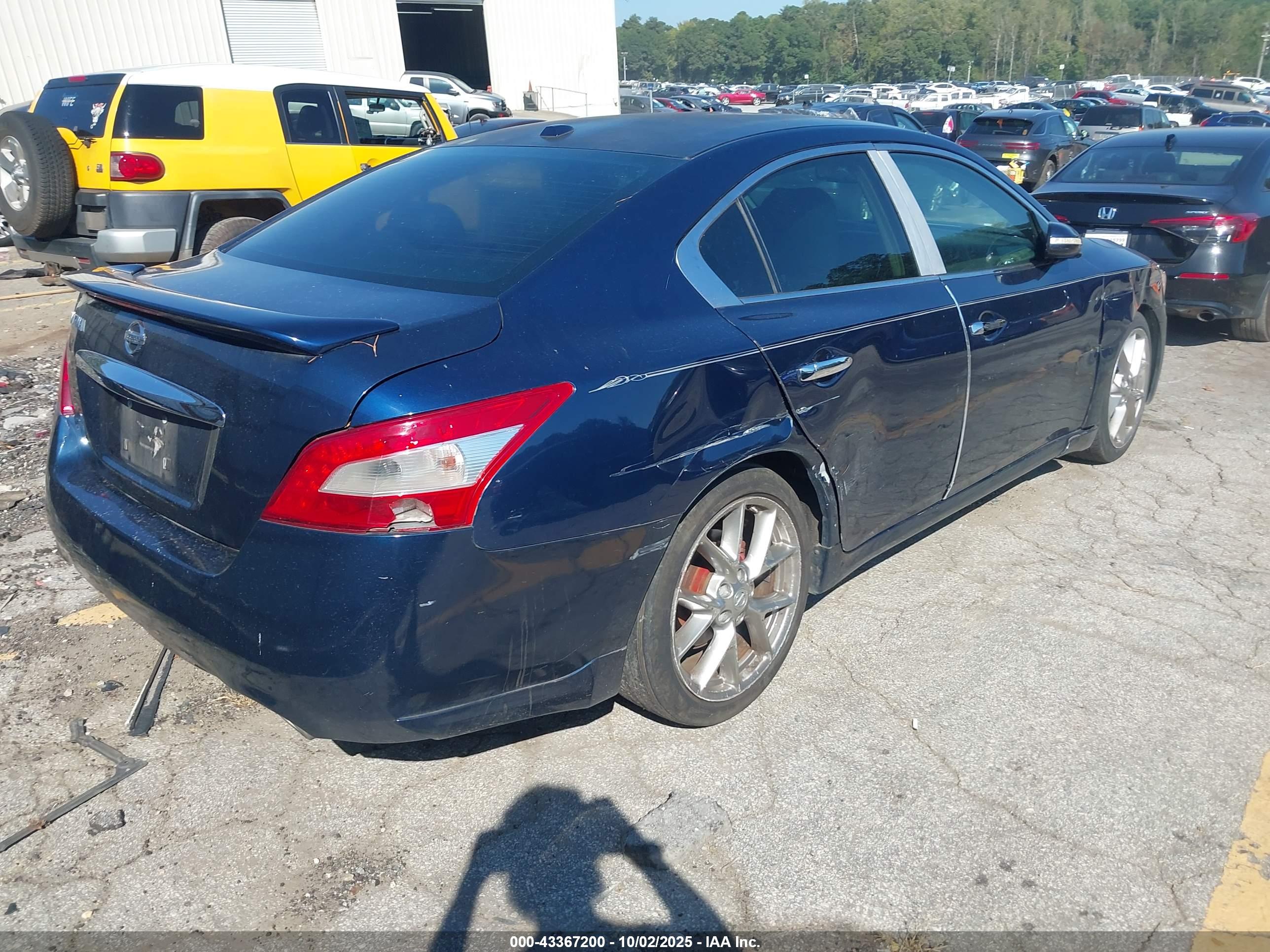 NISSAN MAXIMA image 4