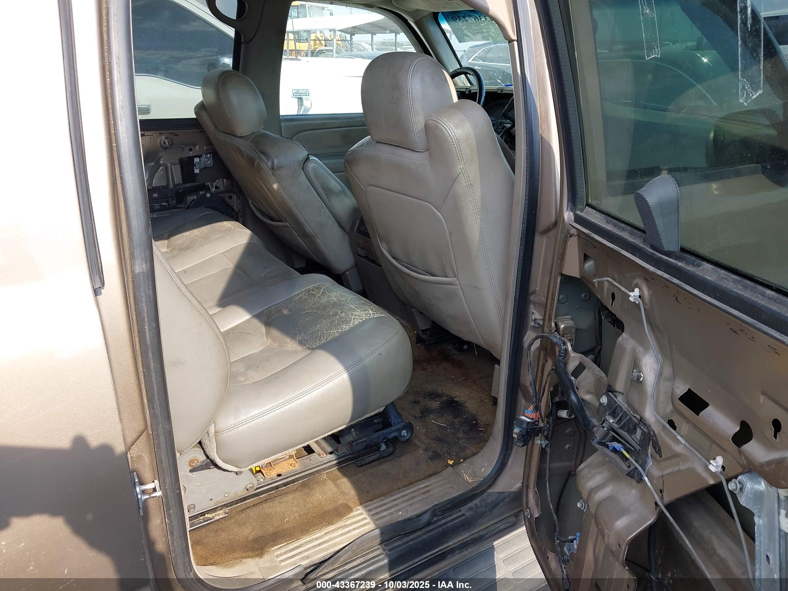 CHEVROLET SUBURBAN image 8