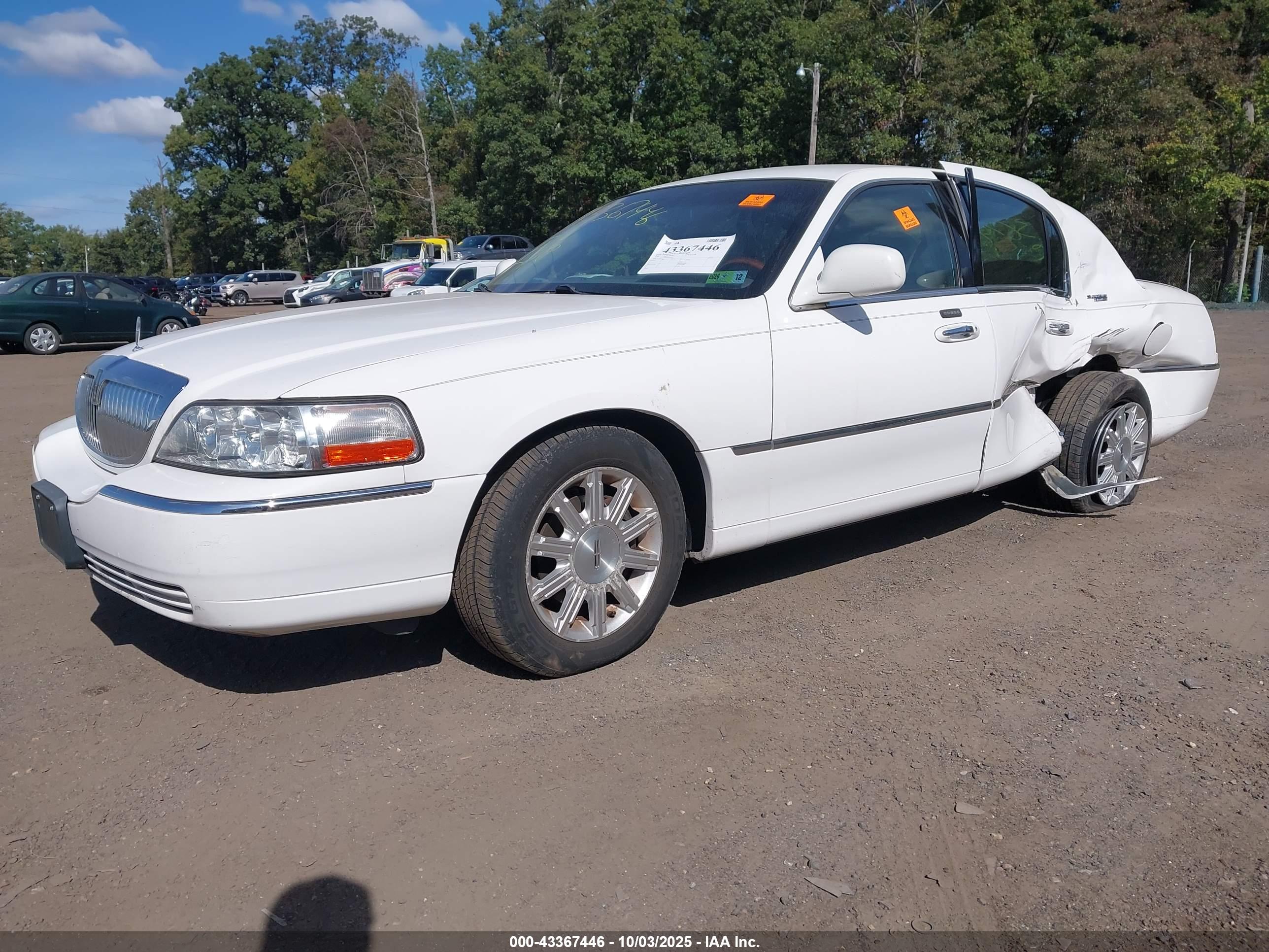 LINCOLN TOWN image 2