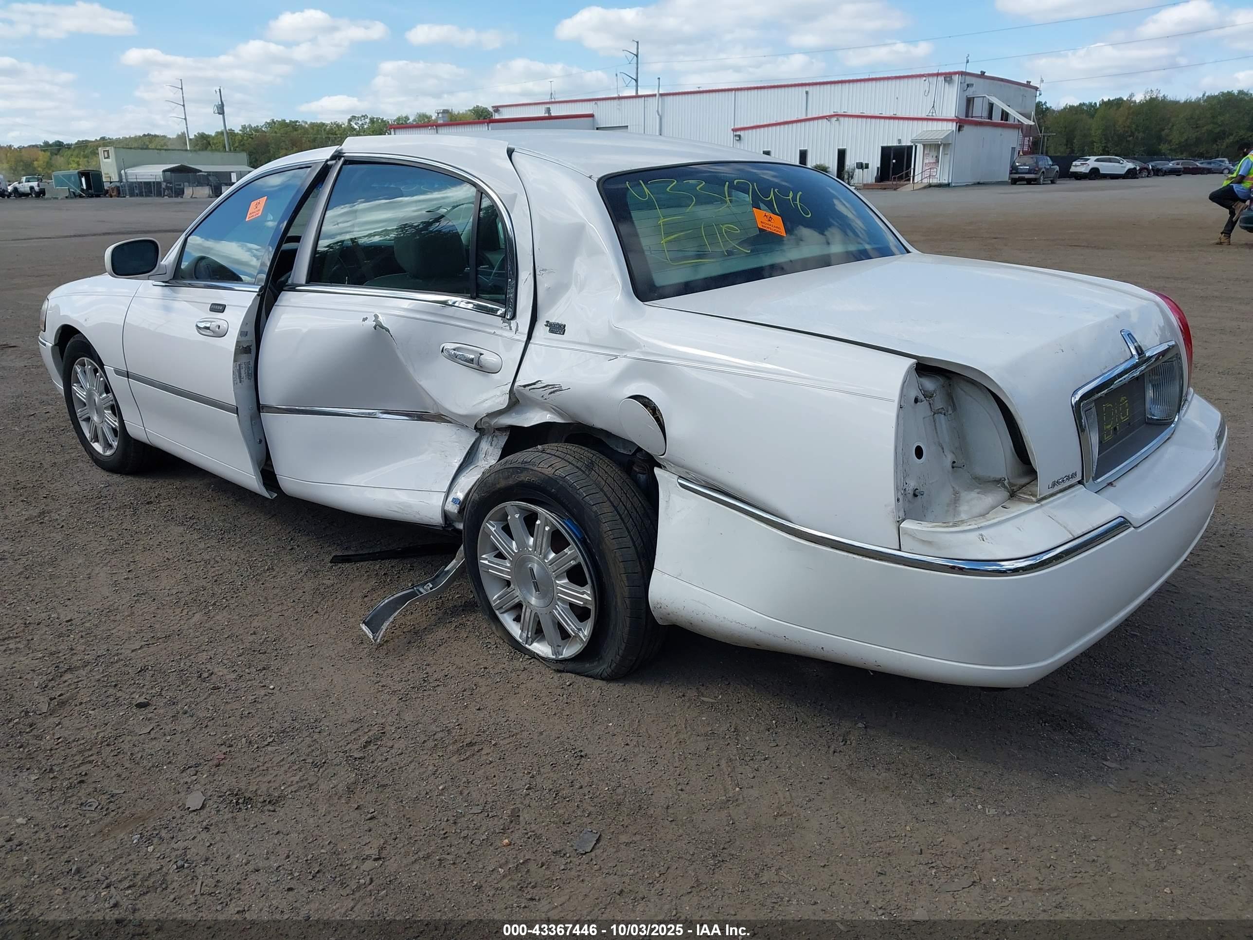 LINCOLN TOWN image 3