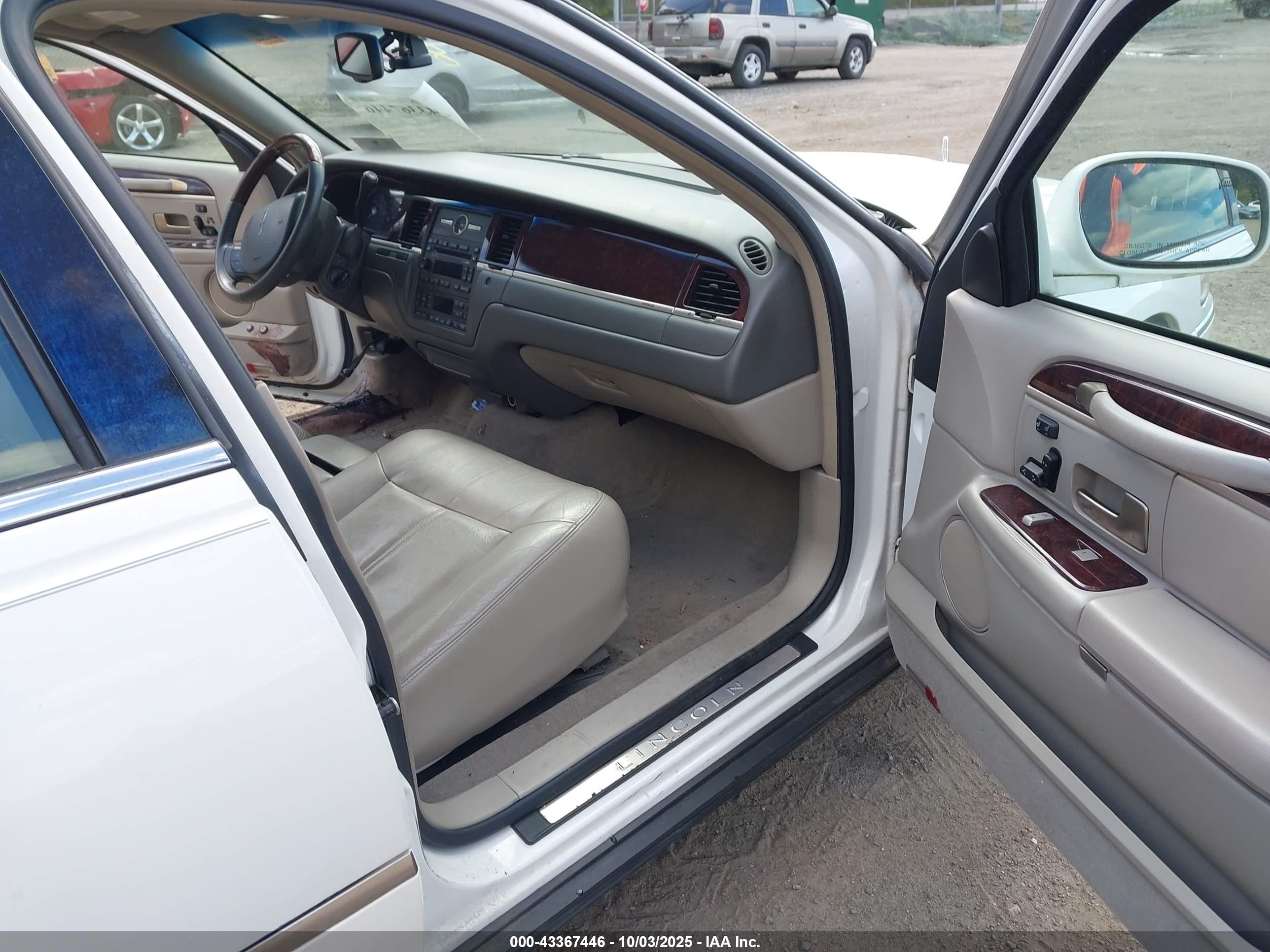 LINCOLN TOWN image 5