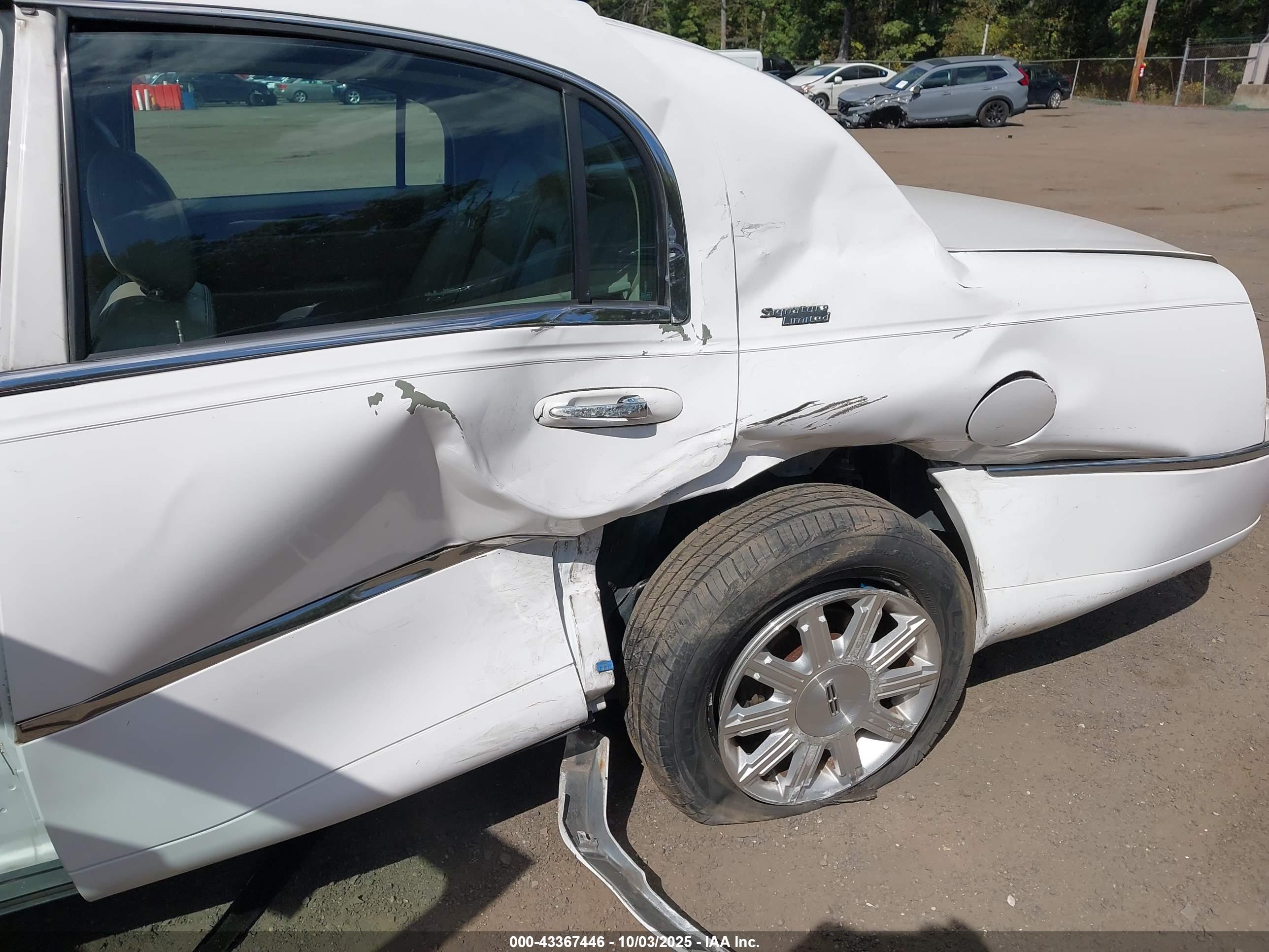 LINCOLN TOWN image 6