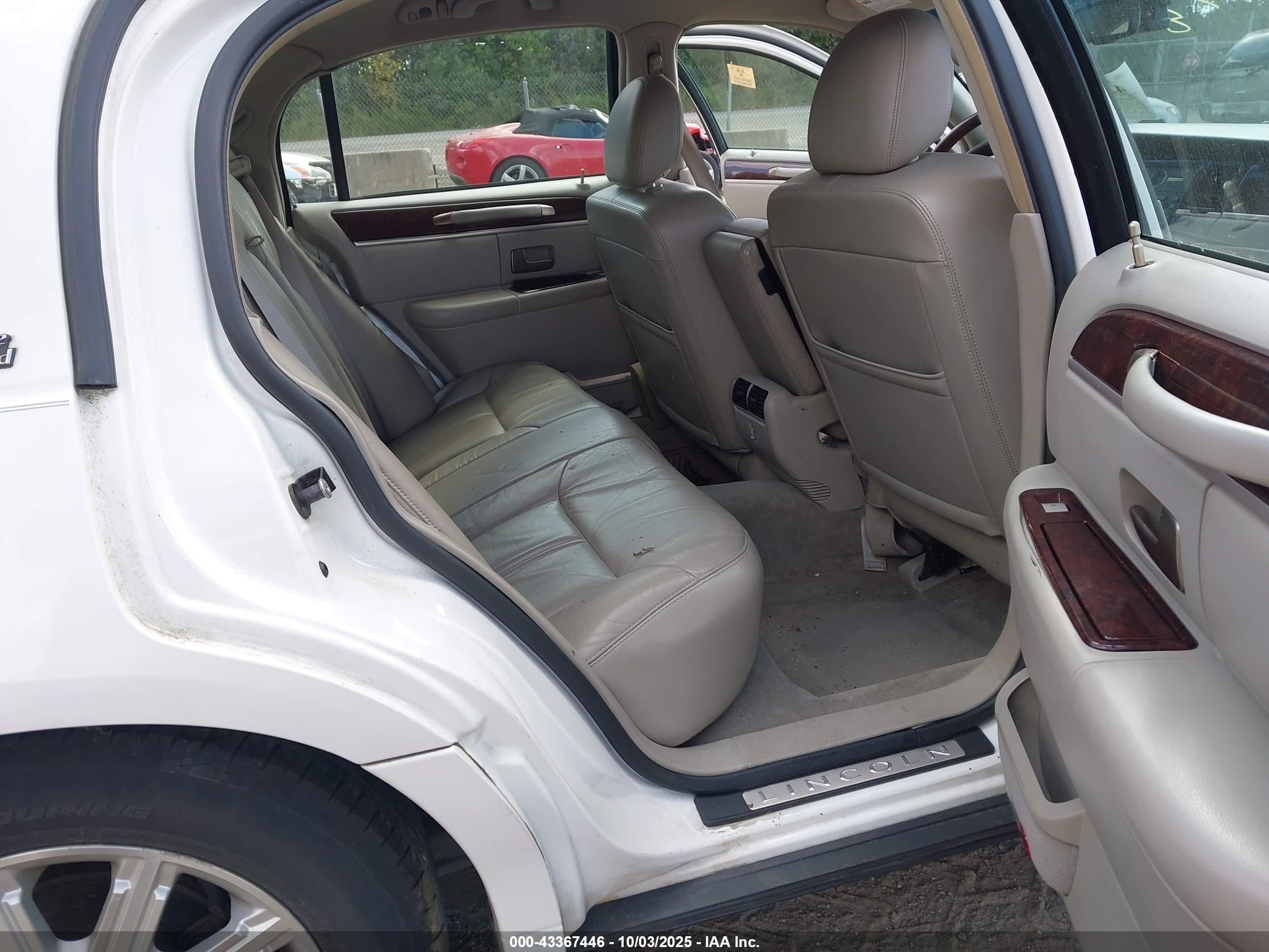 LINCOLN TOWN image 8