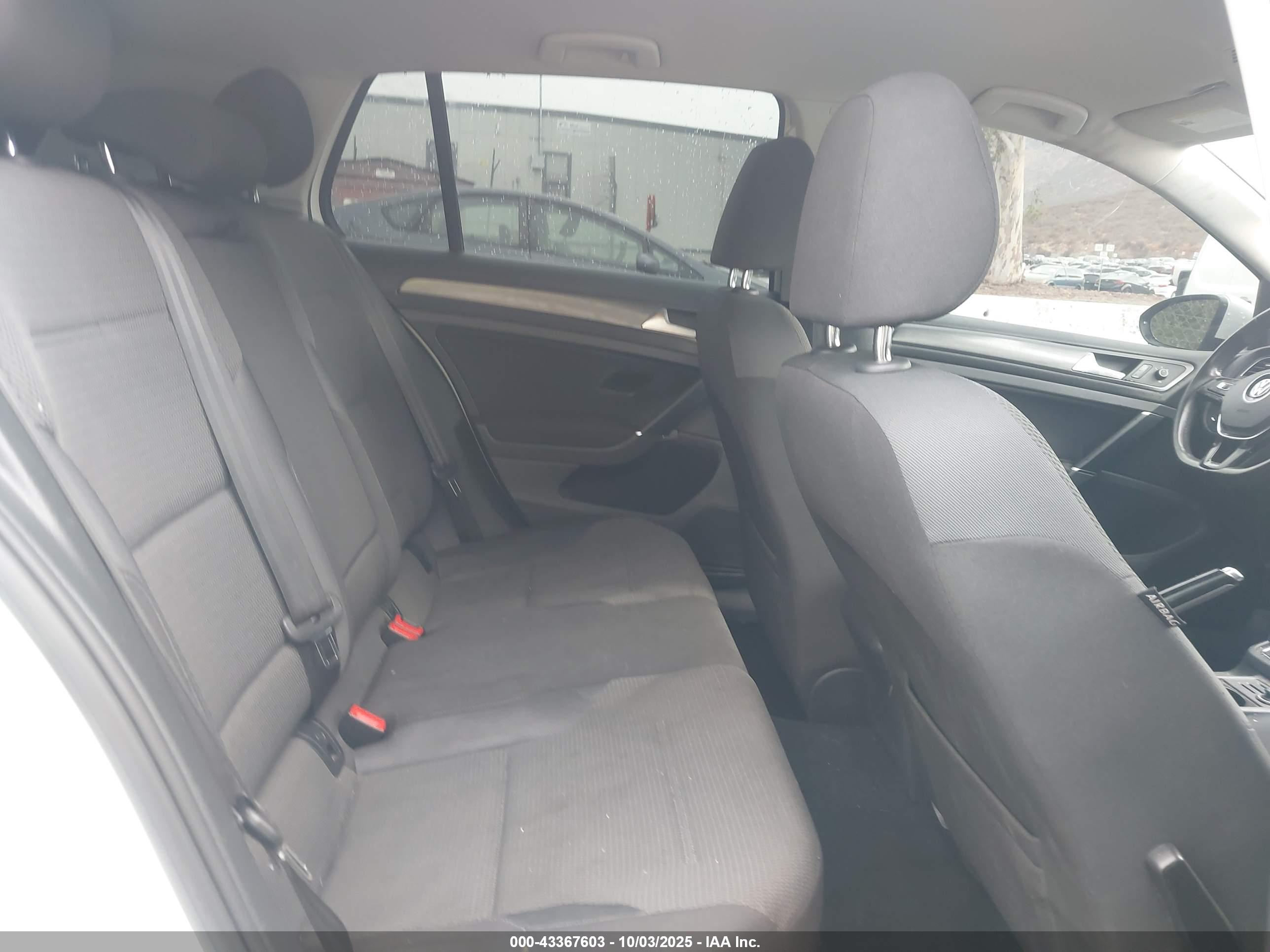 VOLKSWAGEN GOLF image 8