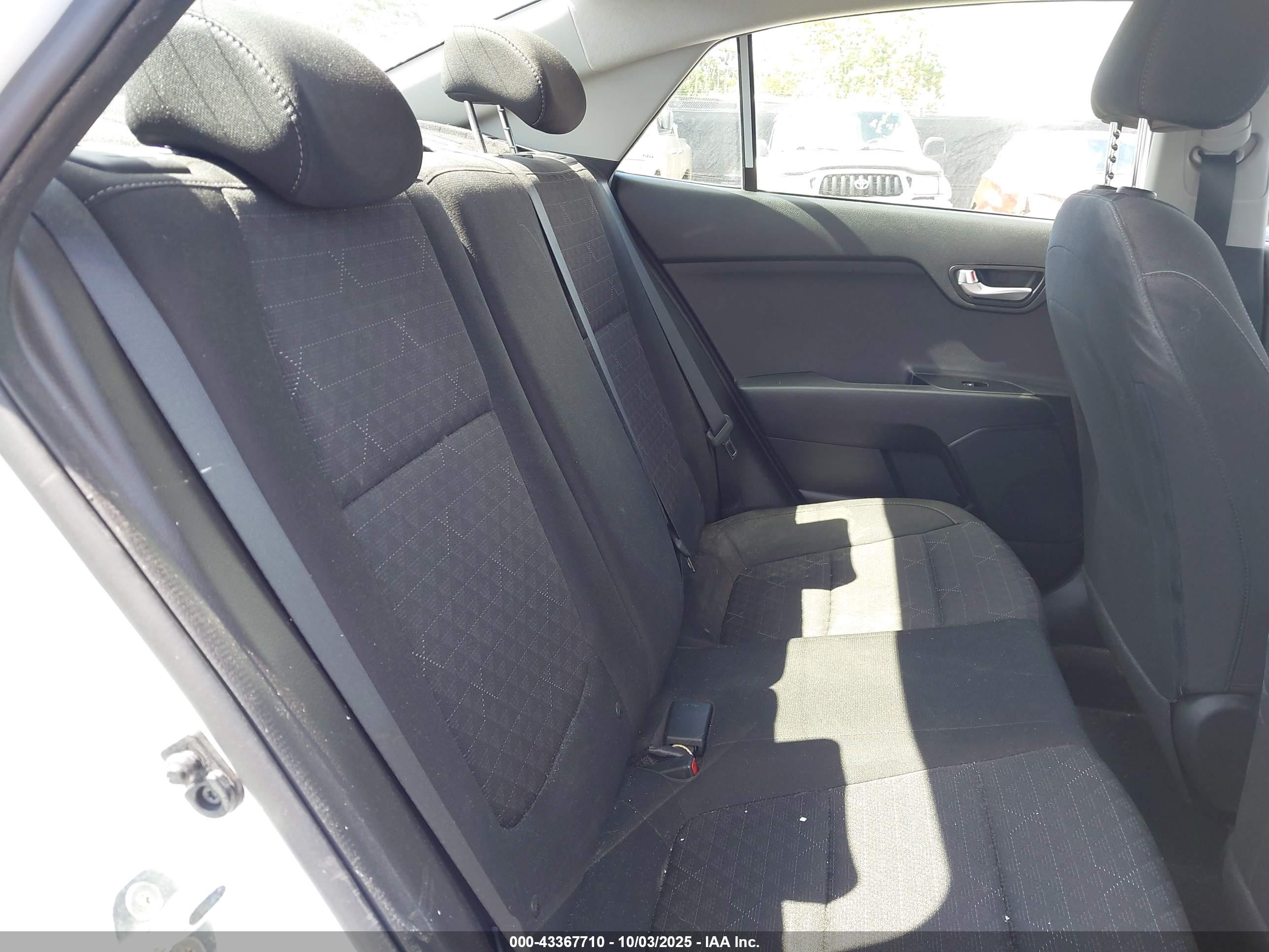 KIA RIO image 8
