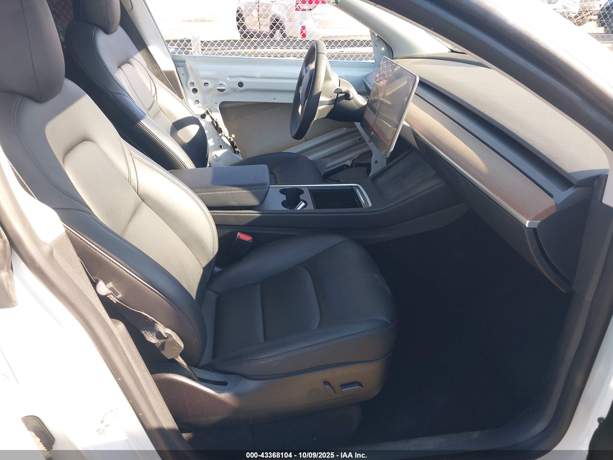 TESLA MODEL image 5