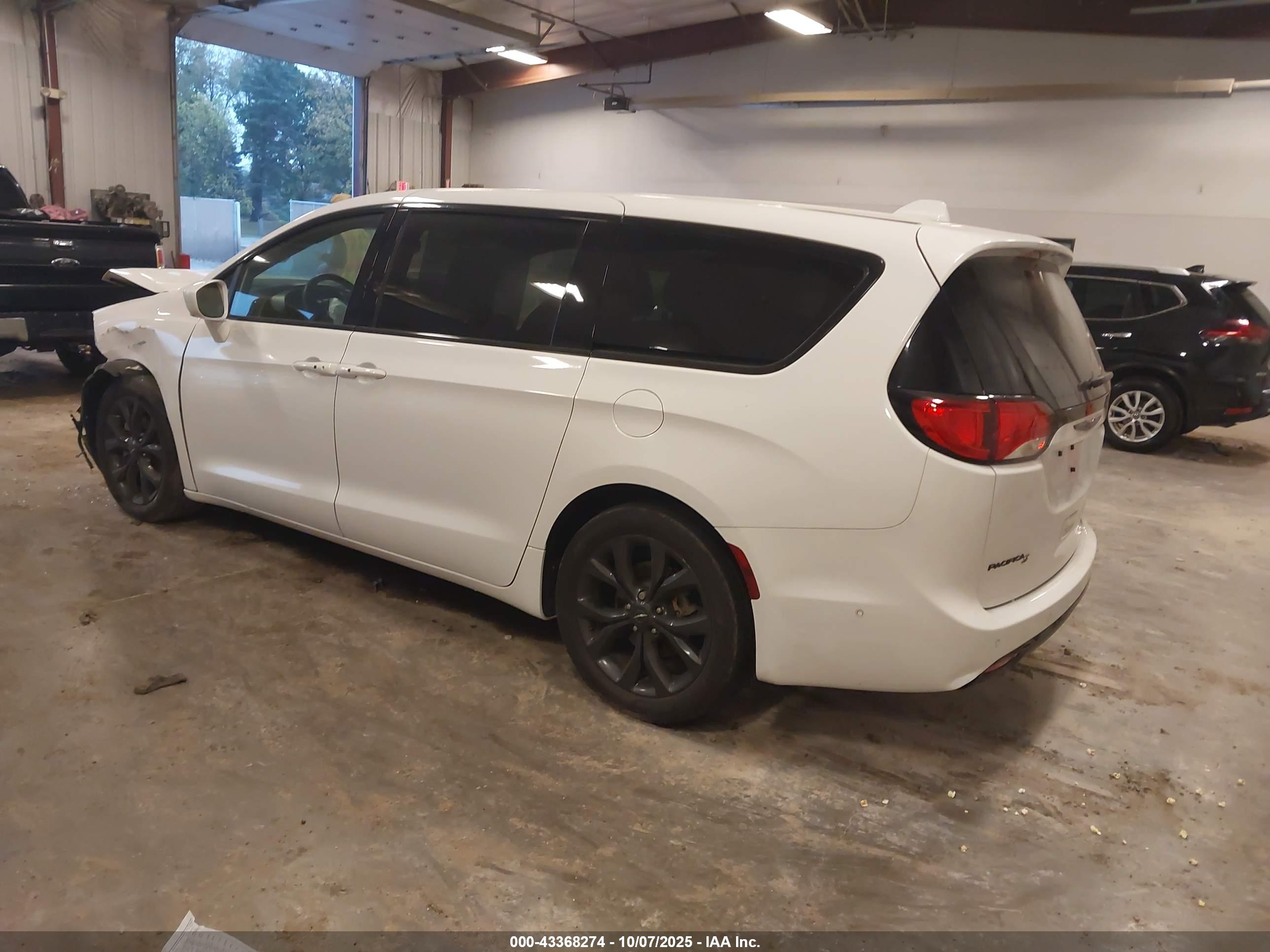 CHRYSLER PACIFICA image 3
