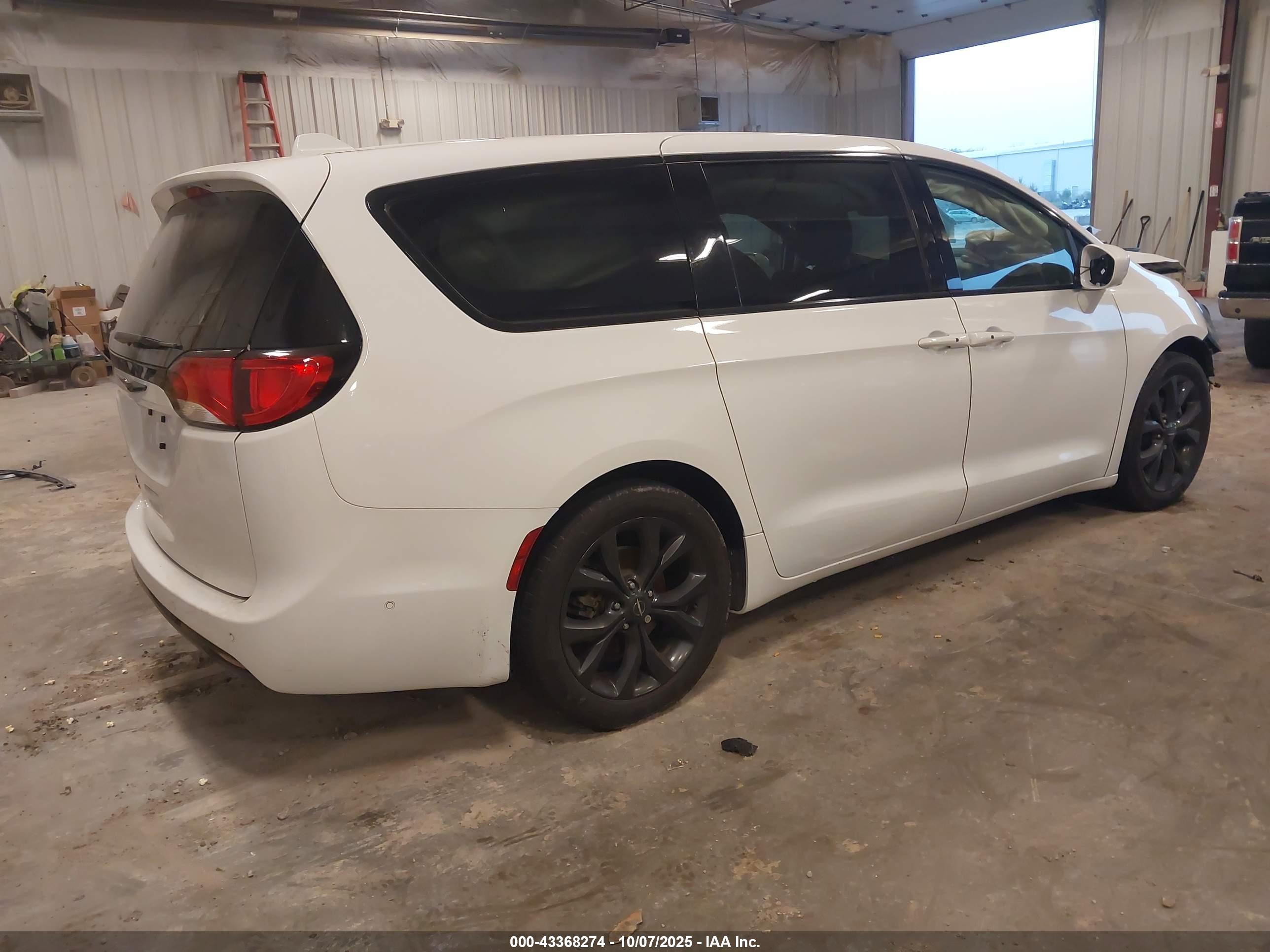 CHRYSLER PACIFICA image 4