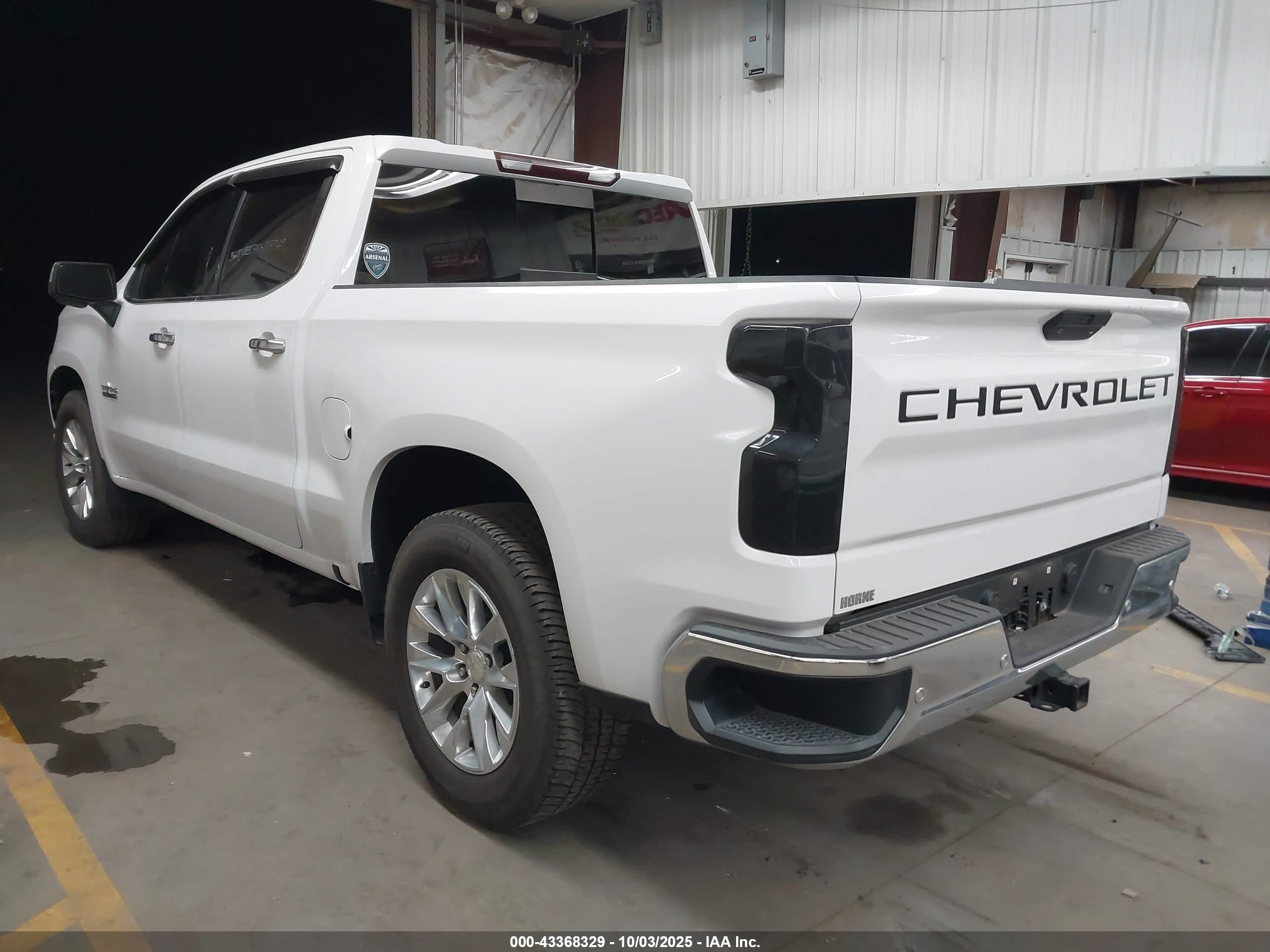 CHEVROLET SILVERADO image 3