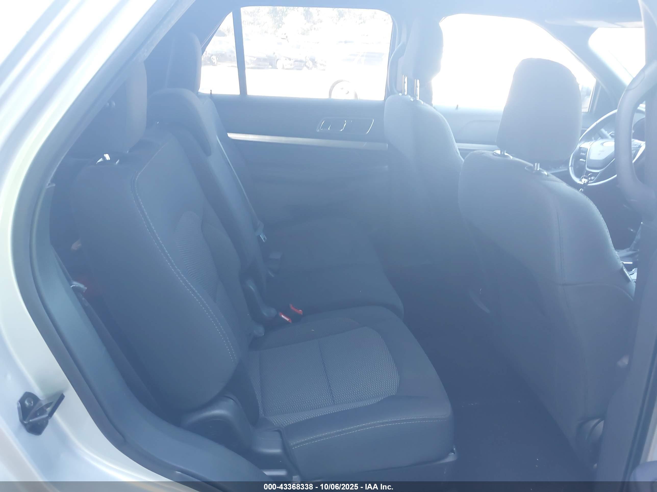 FORD EXPLORER image 8