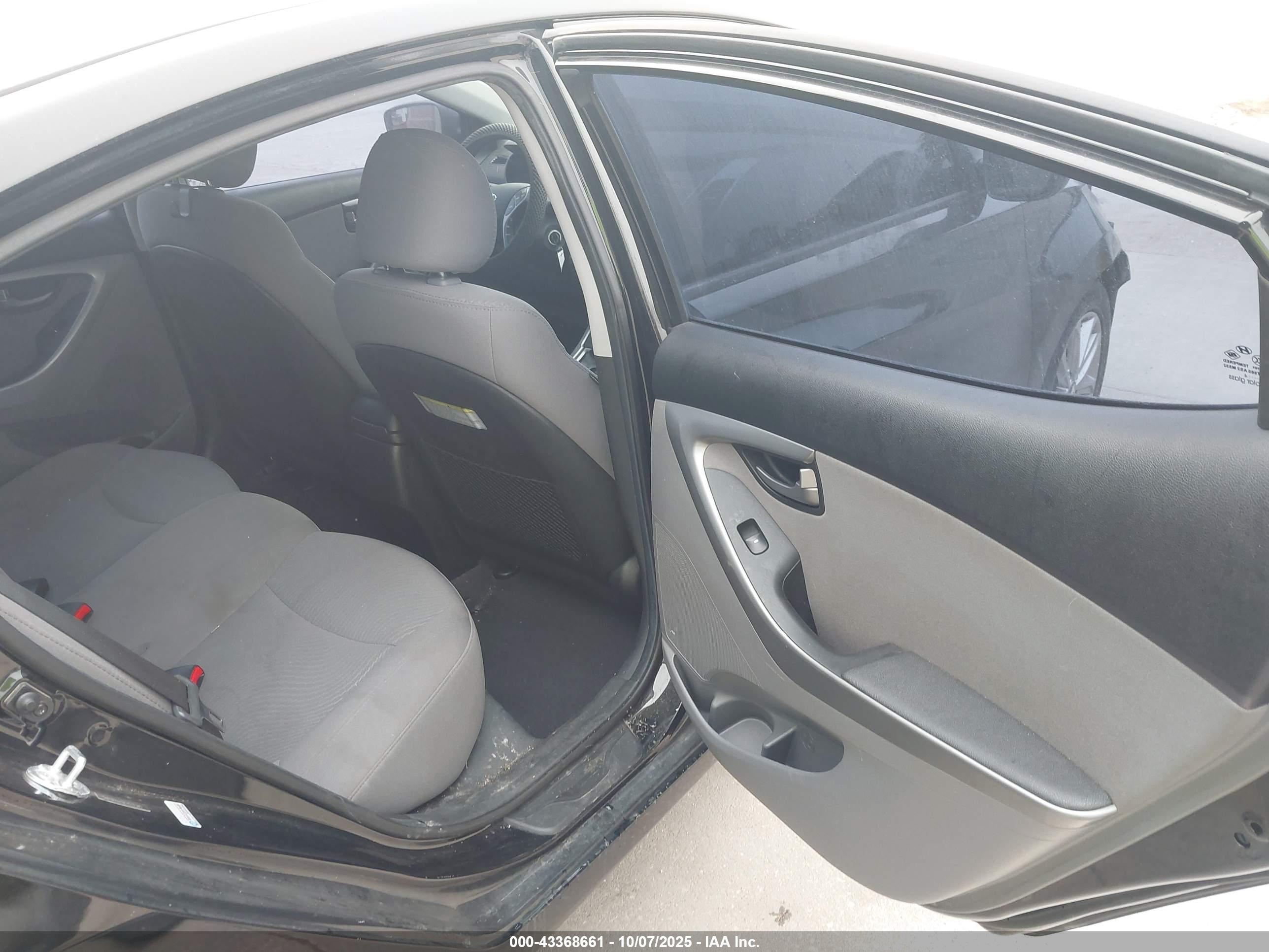 HYUNDAI ELANTRA image 8