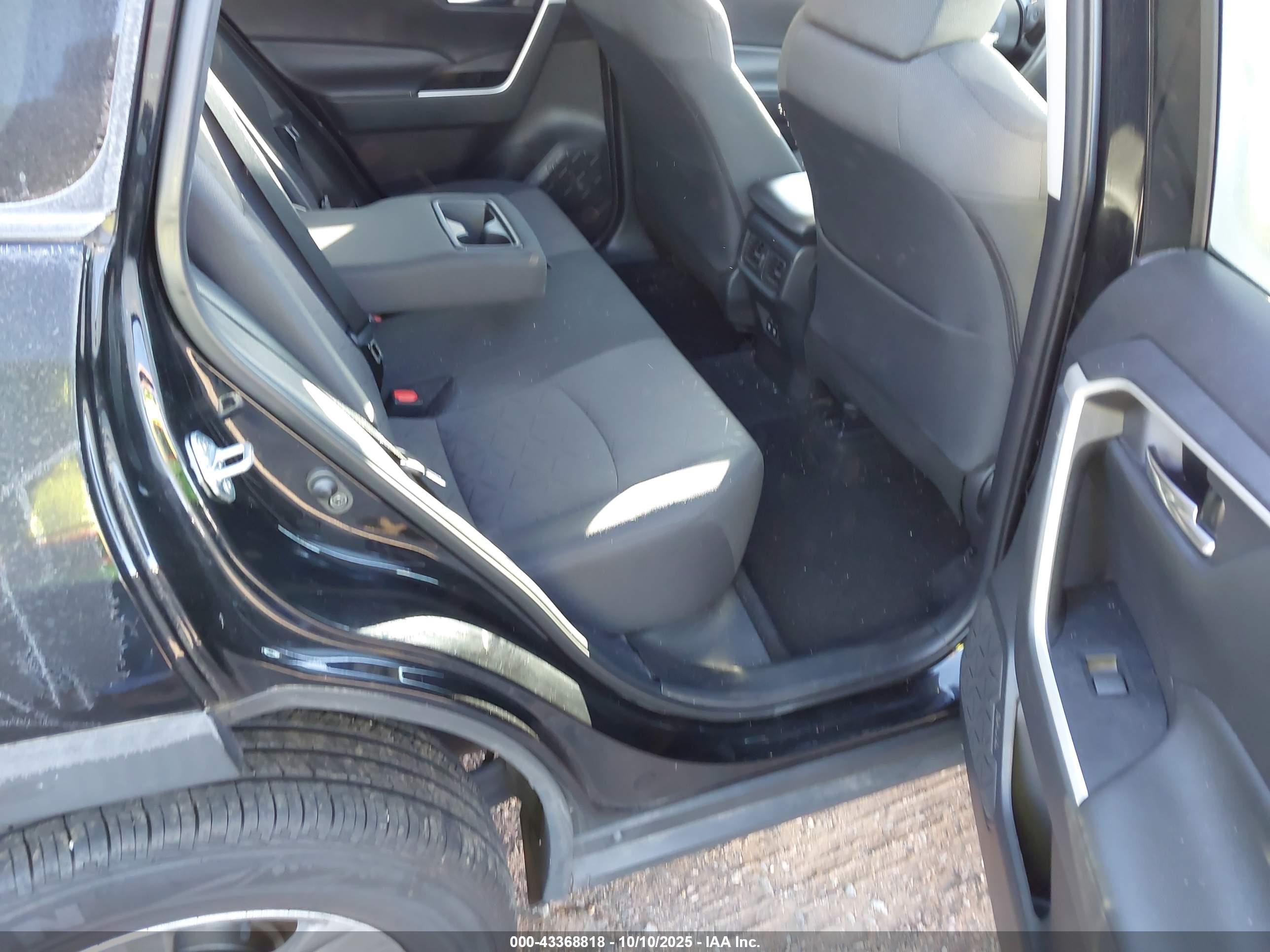 TOYOTA RAV4 image 8