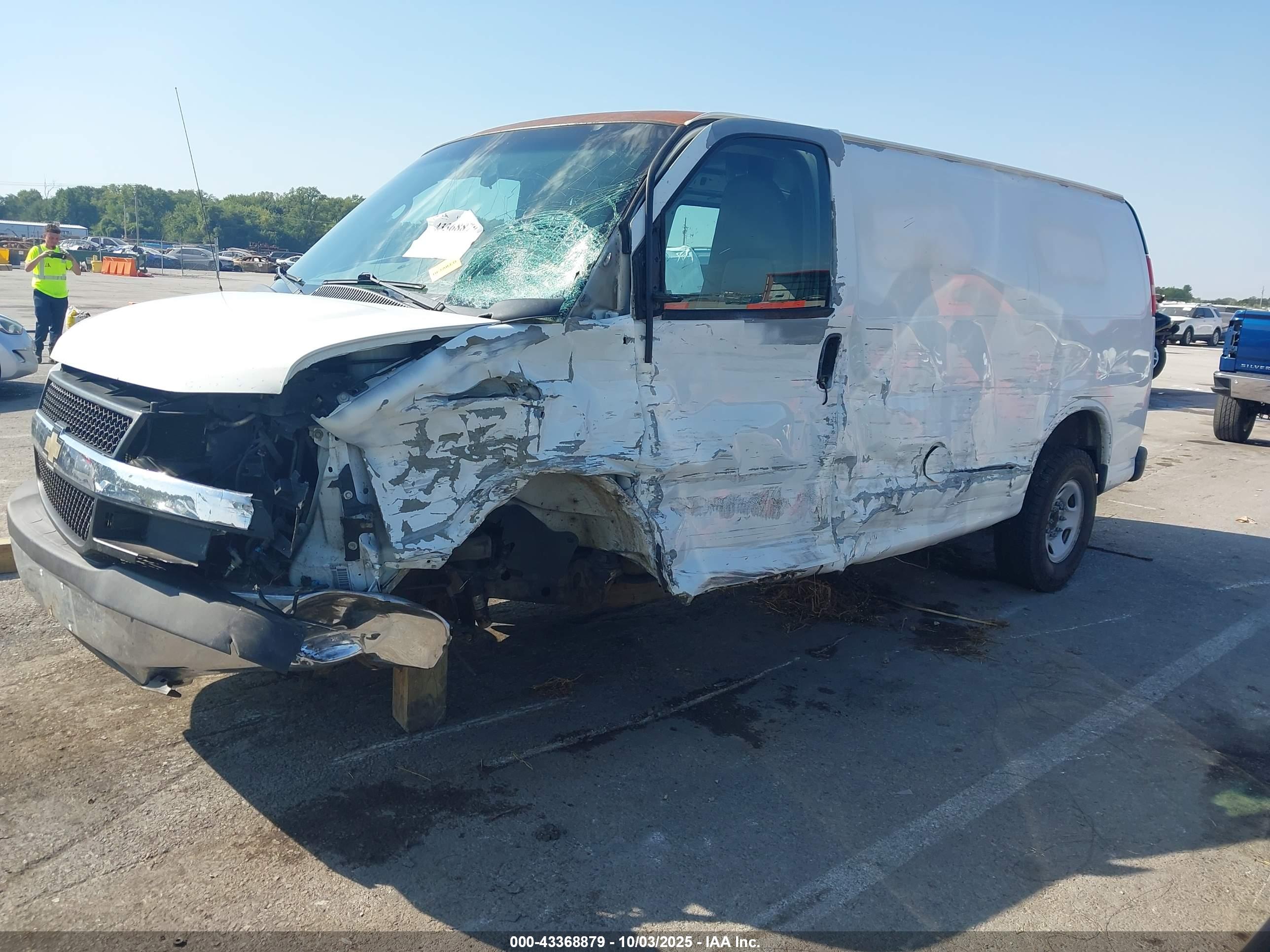 CHEVROLET EXPRESS image 2
