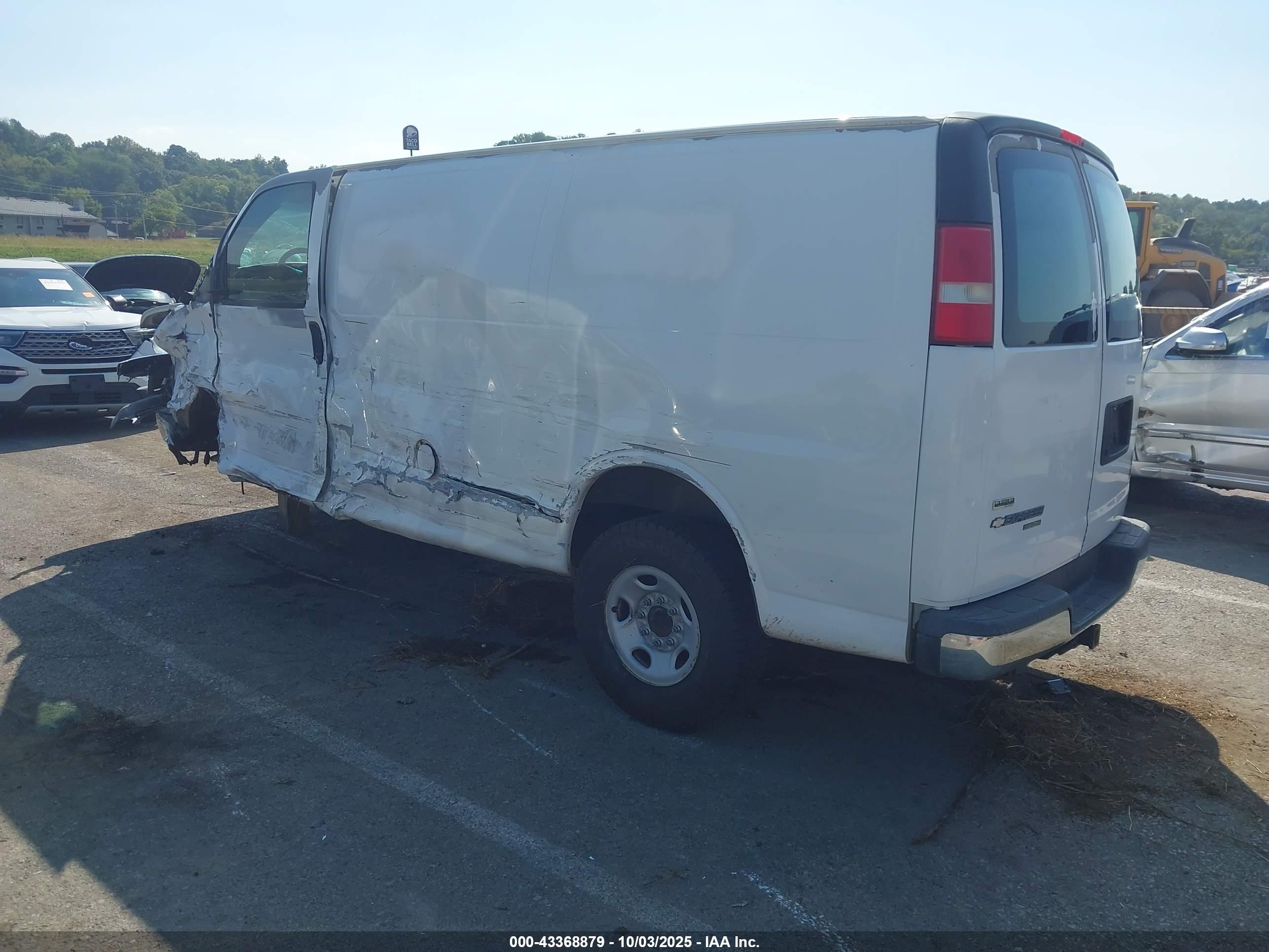 CHEVROLET EXPRESS image 3