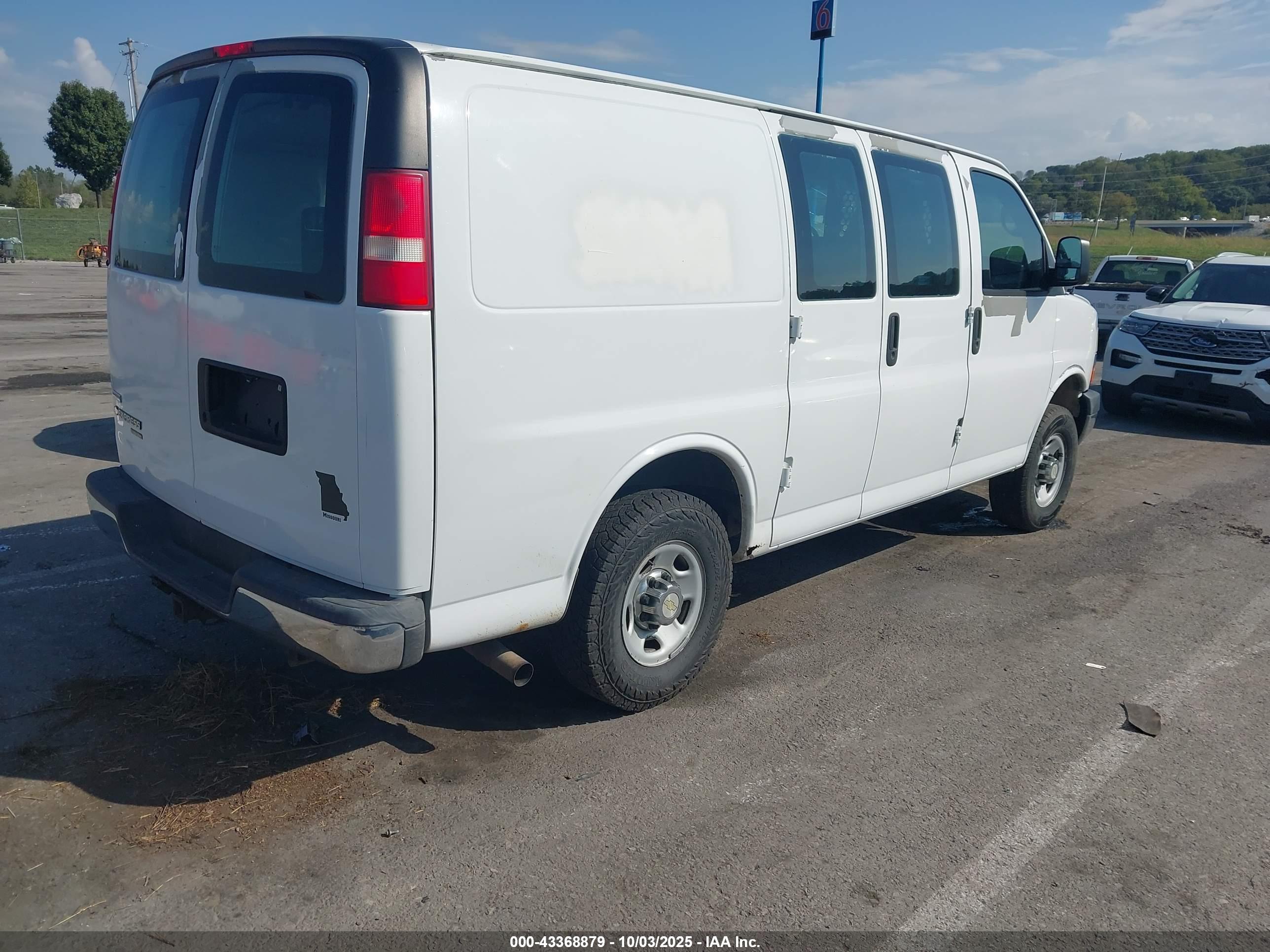 CHEVROLET EXPRESS image 4