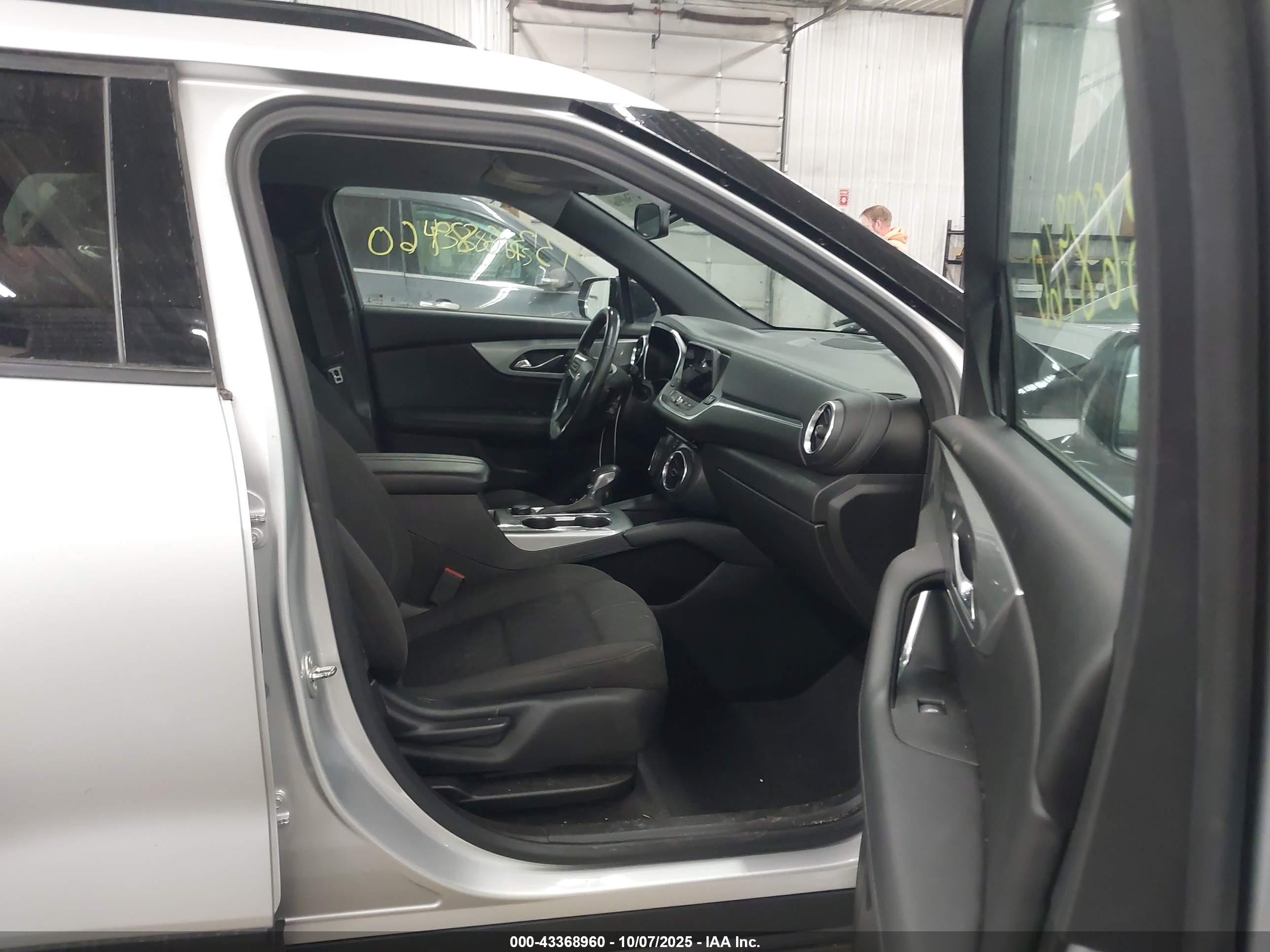 CHEVROLET BLAZER image 5