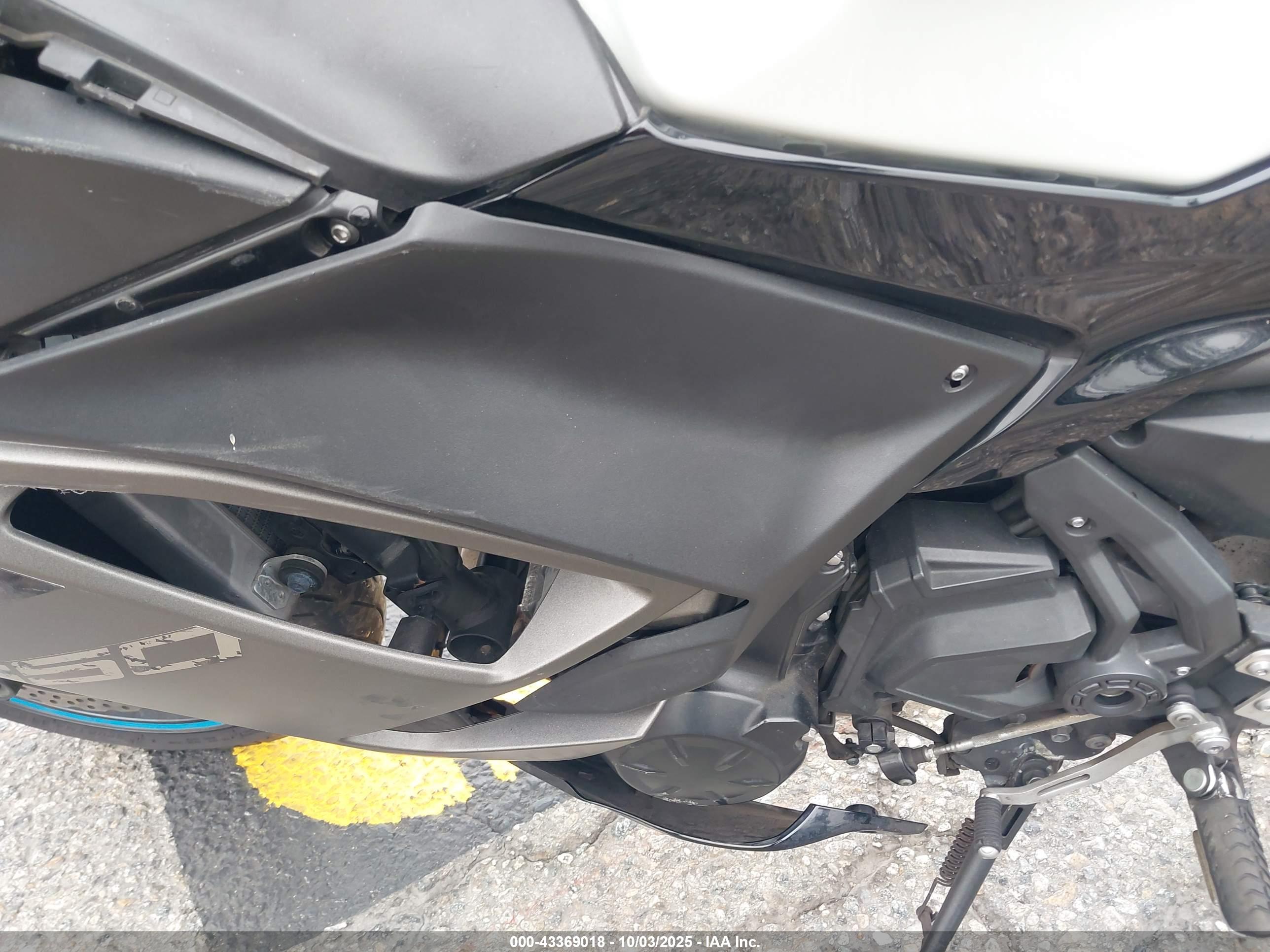 KAWASAKI EX650 image 9