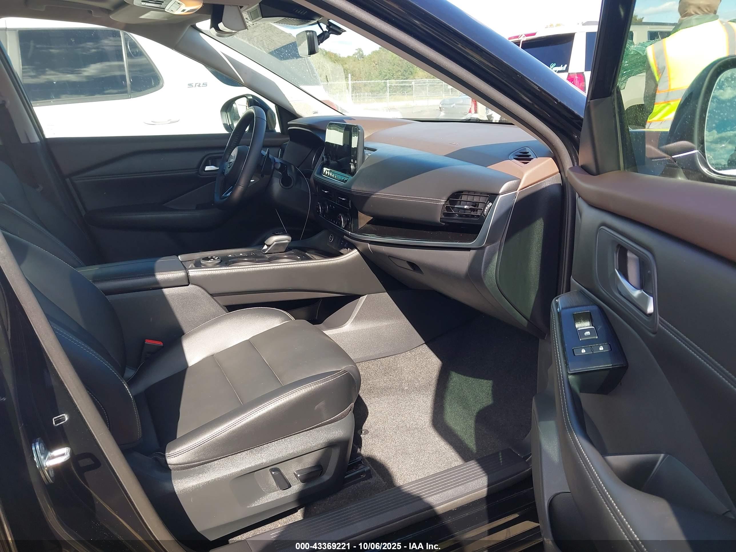NISSAN ROGUE image 5