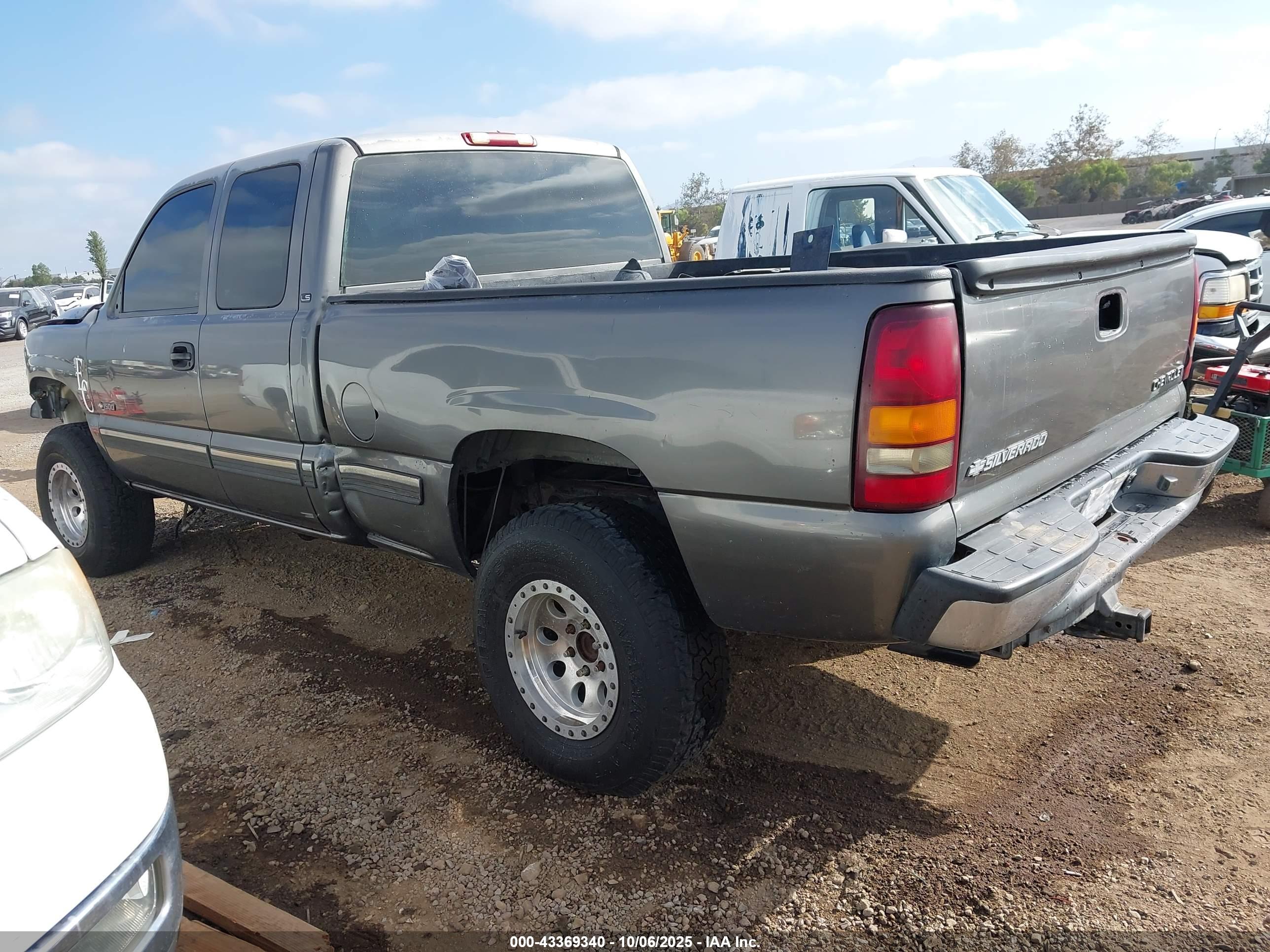 CHEVROLET SILVERADO image 3