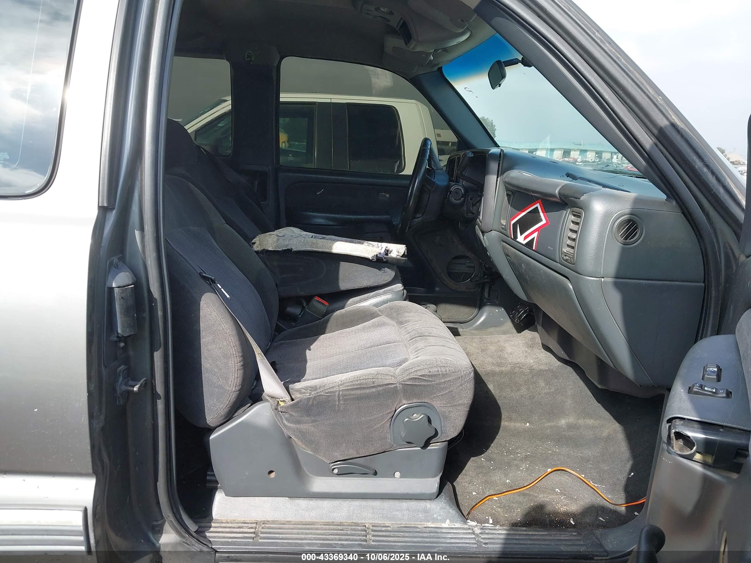 CHEVROLET SILVERADO image 5