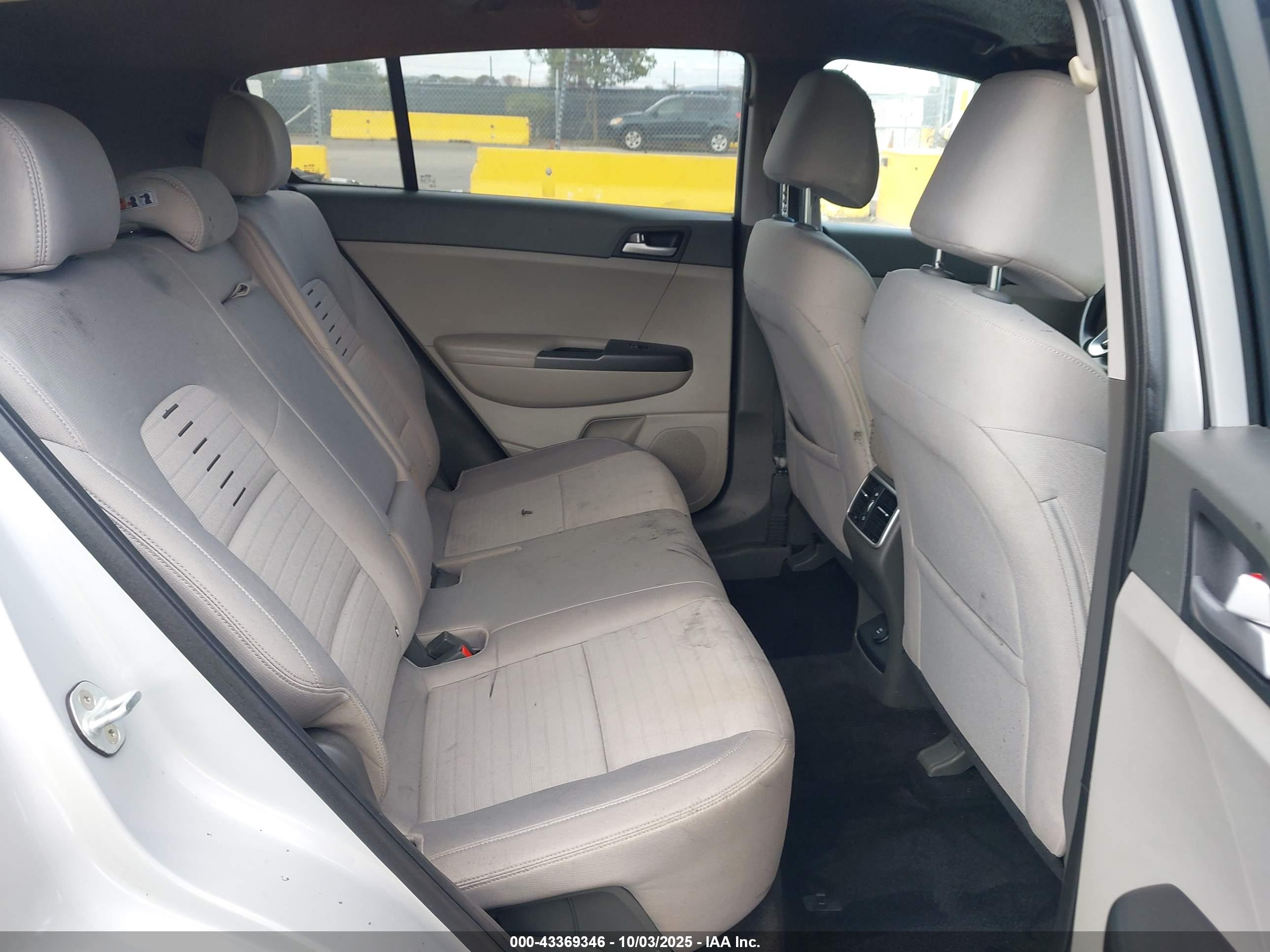KIA SPORTAGE image 8