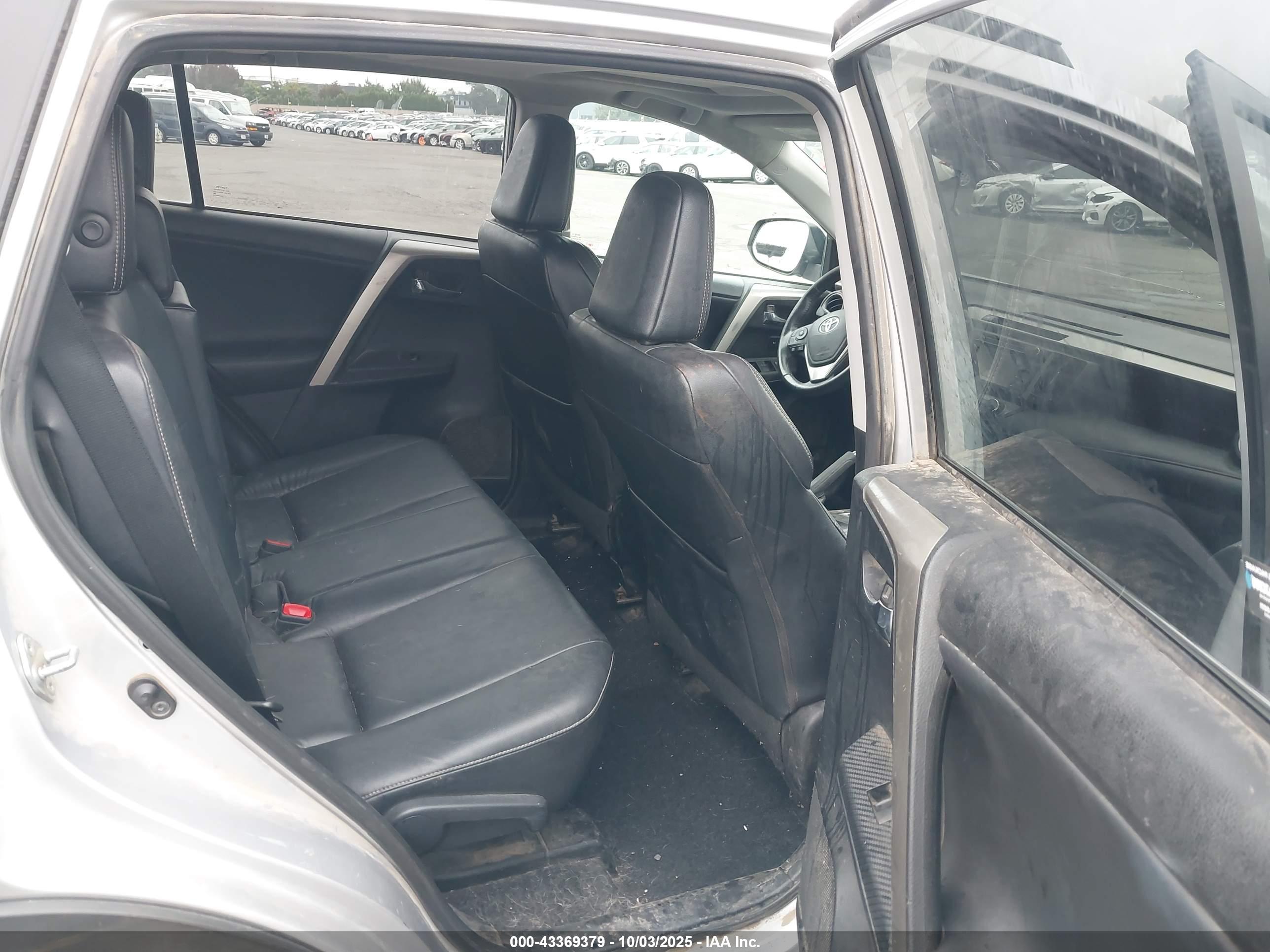 TOYOTA RAV4 image 8