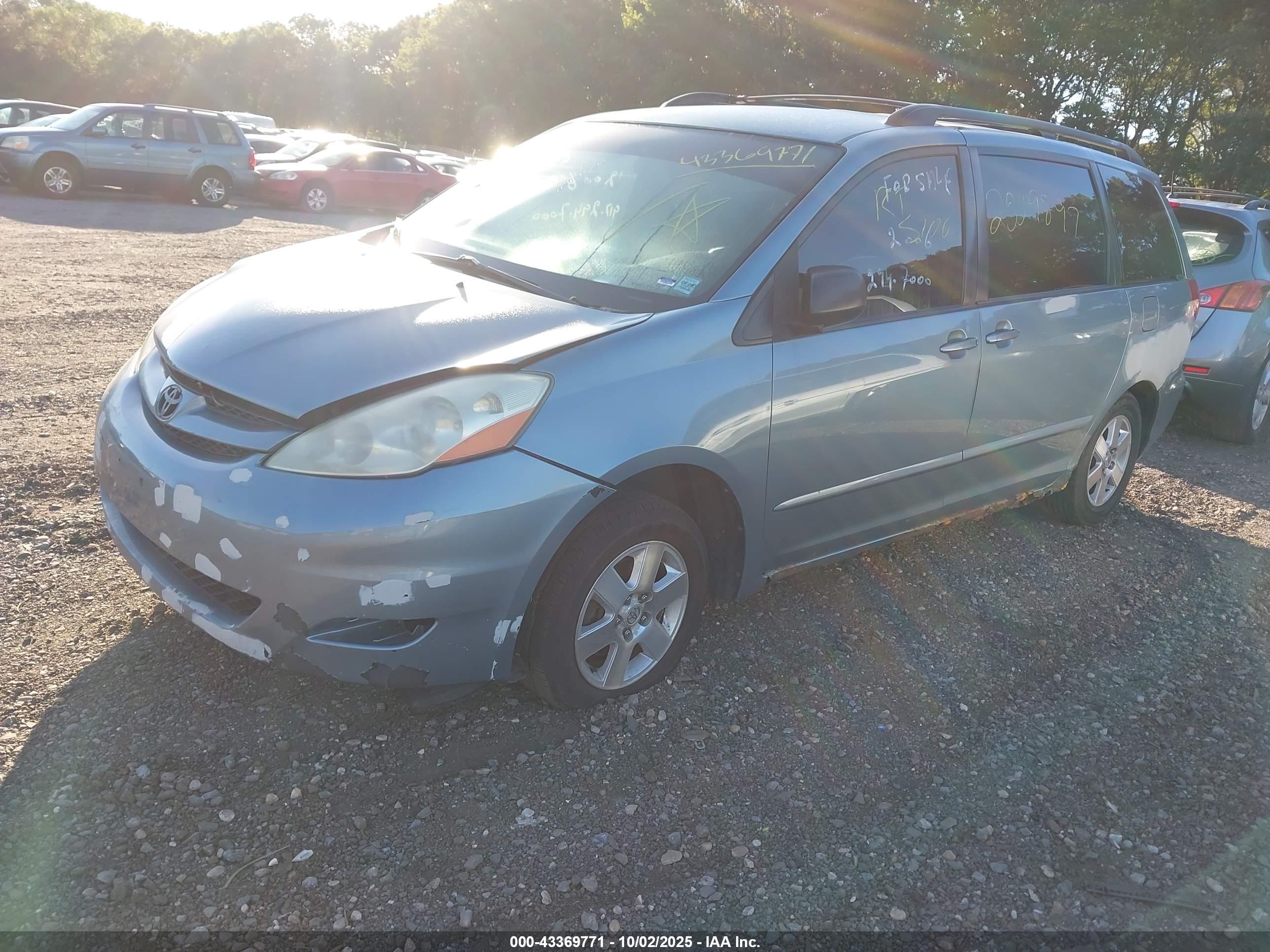 TOYOTA SIENNA image 2