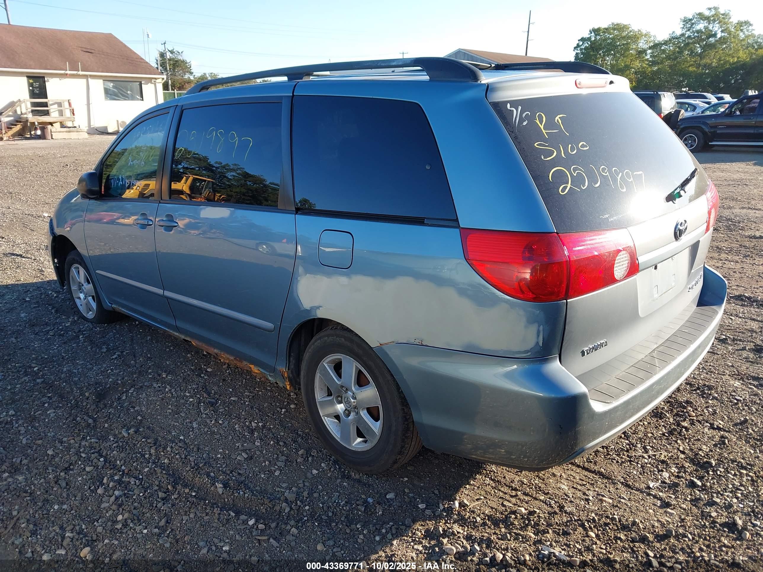 TOYOTA SIENNA image 3