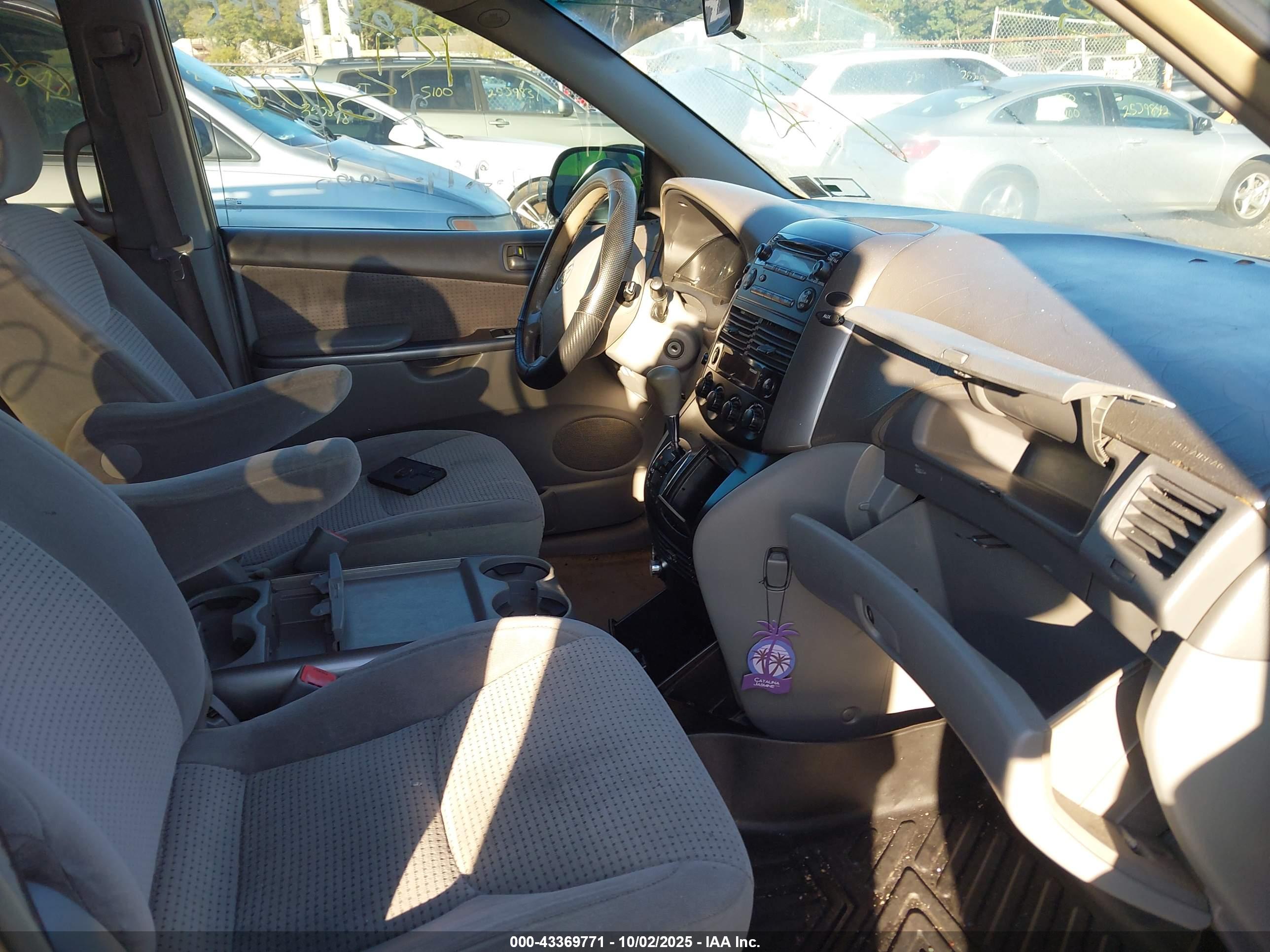 TOYOTA SIENNA image 5