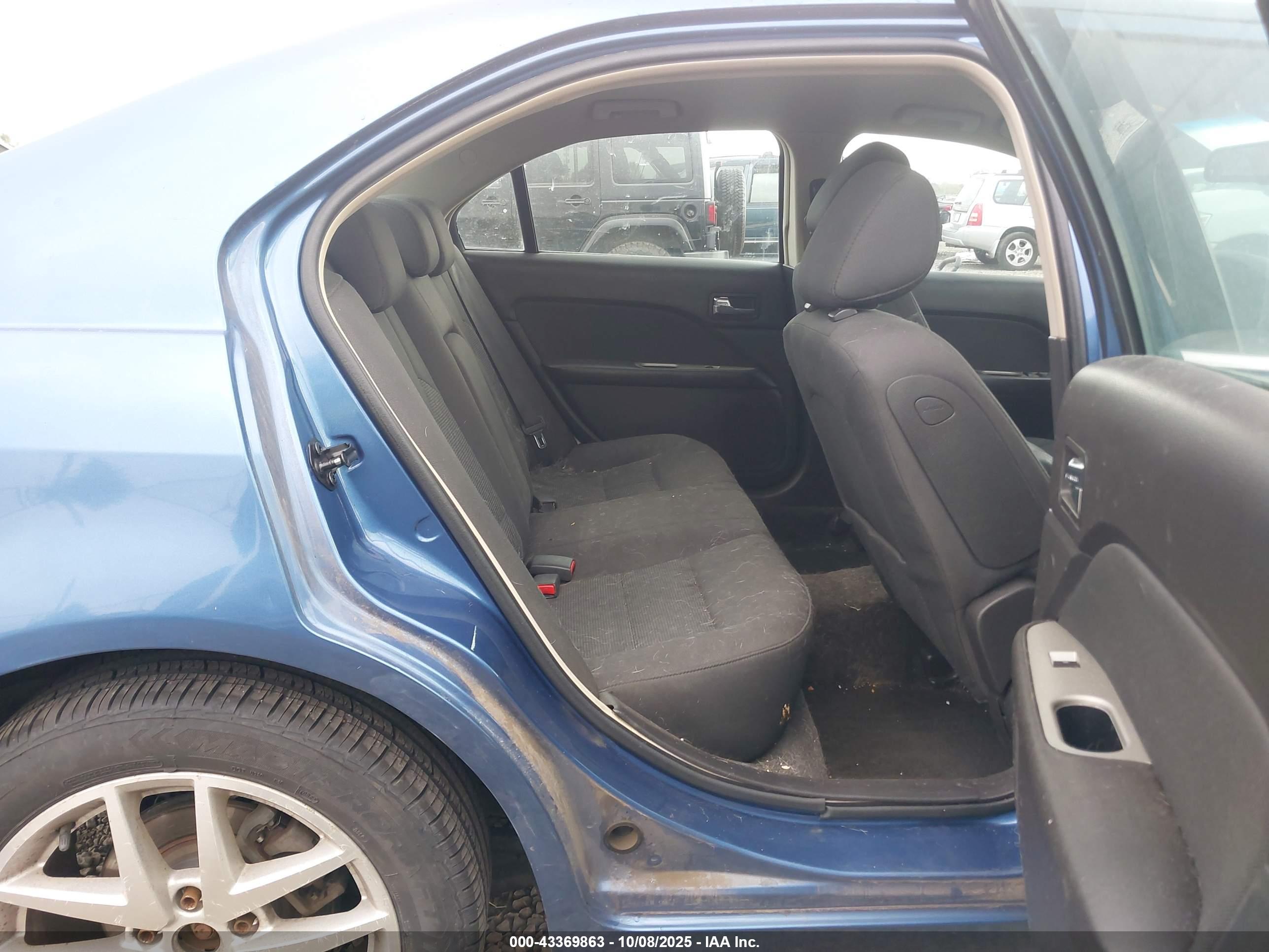 FORD FUSION image 8