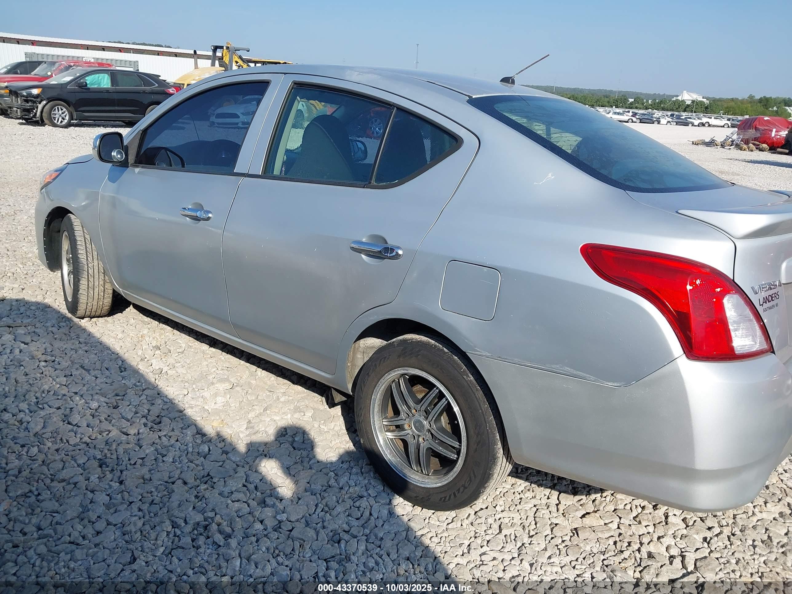 NISSAN VERSA image 3