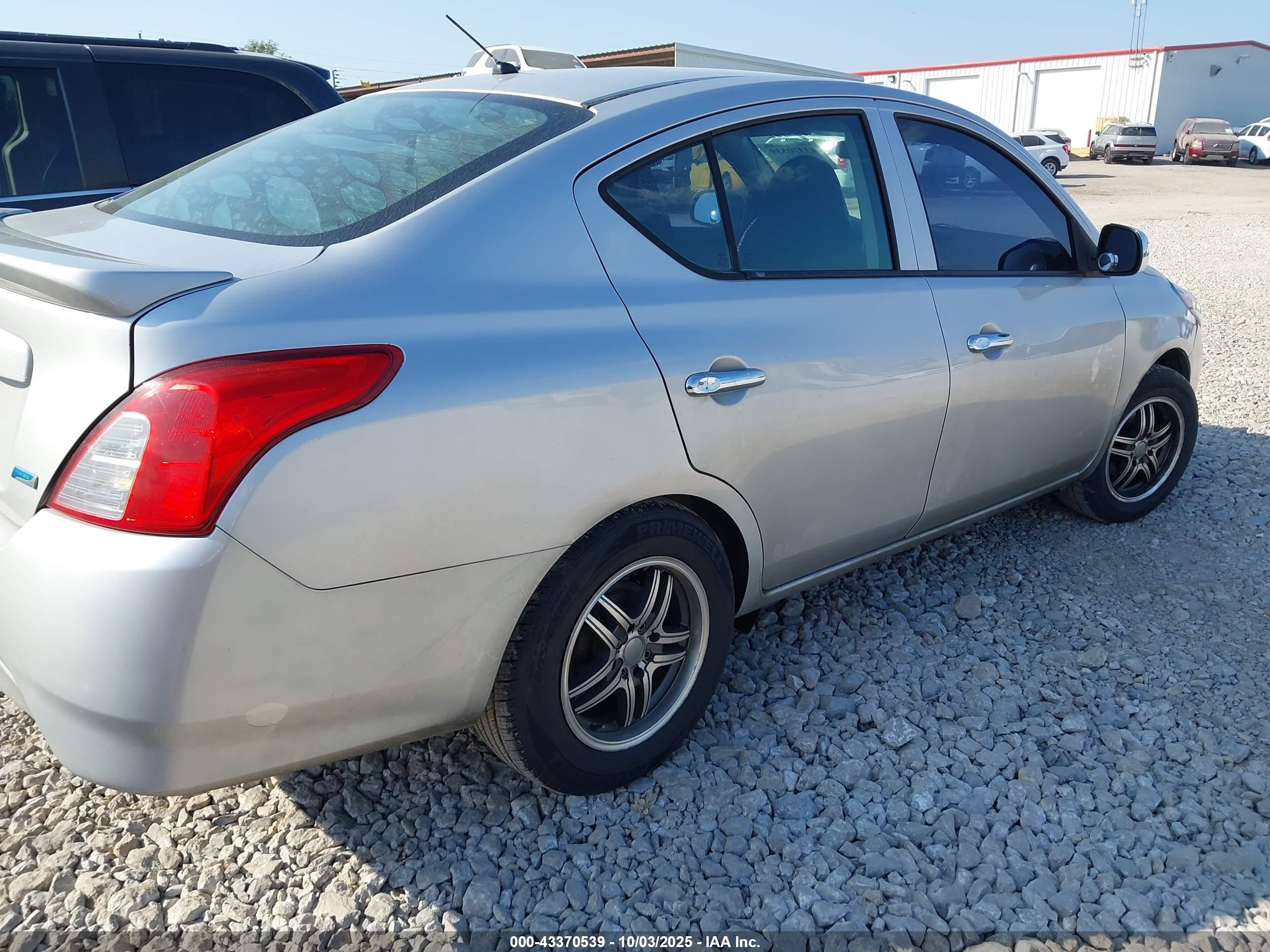 NISSAN VERSA image 4