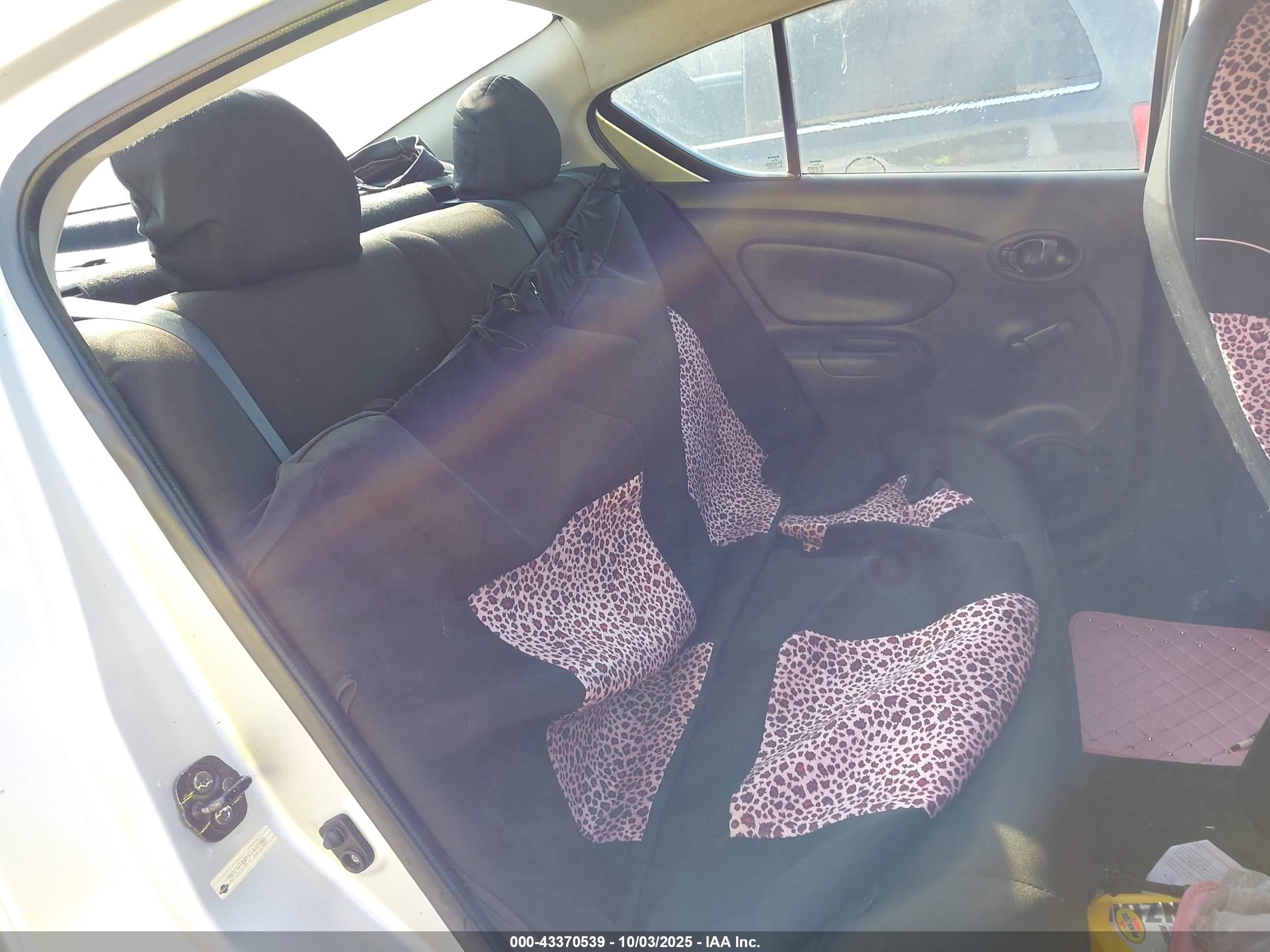 NISSAN VERSA image 8