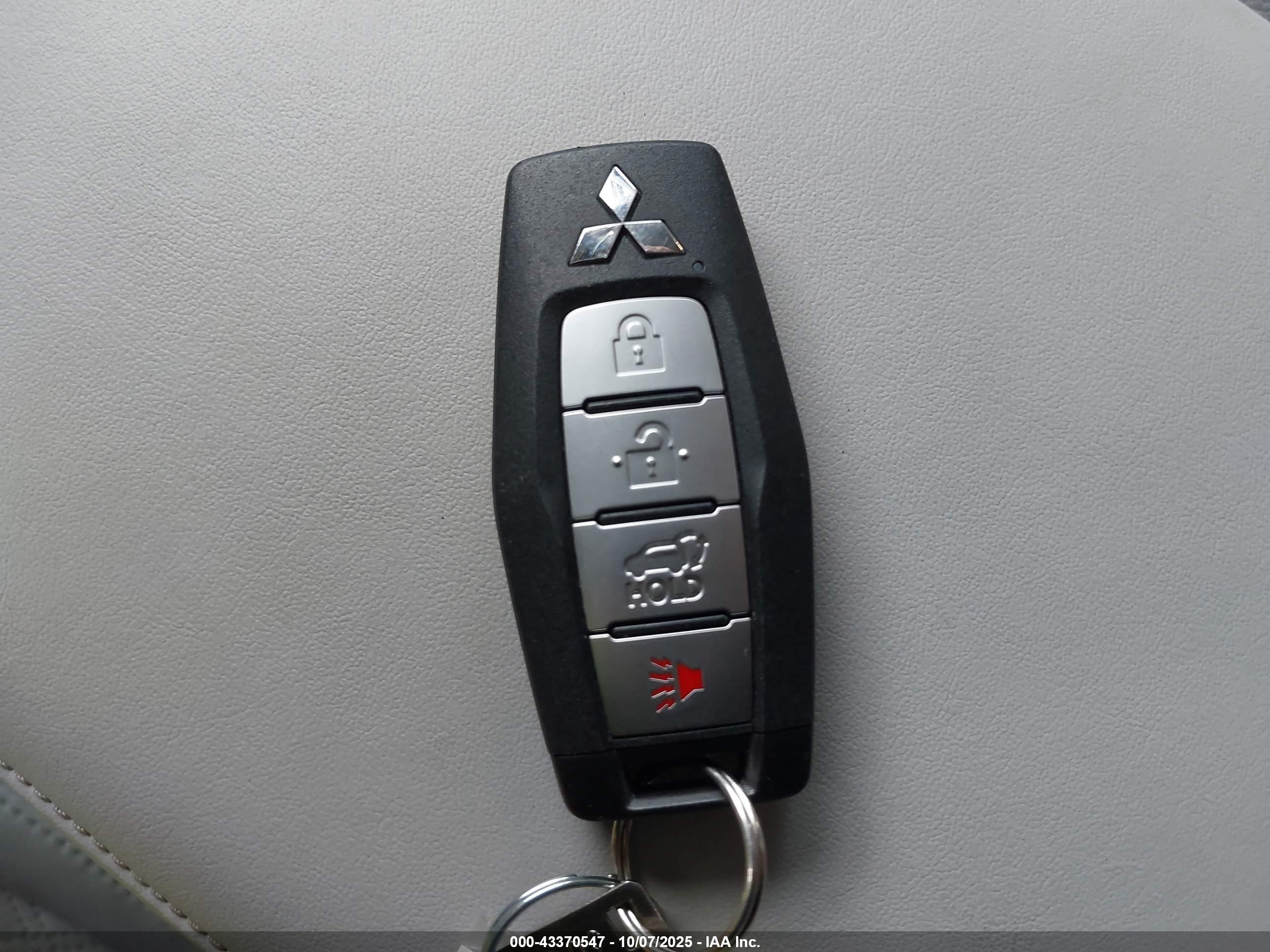 MITSUBISHI OUTLANDER image 11