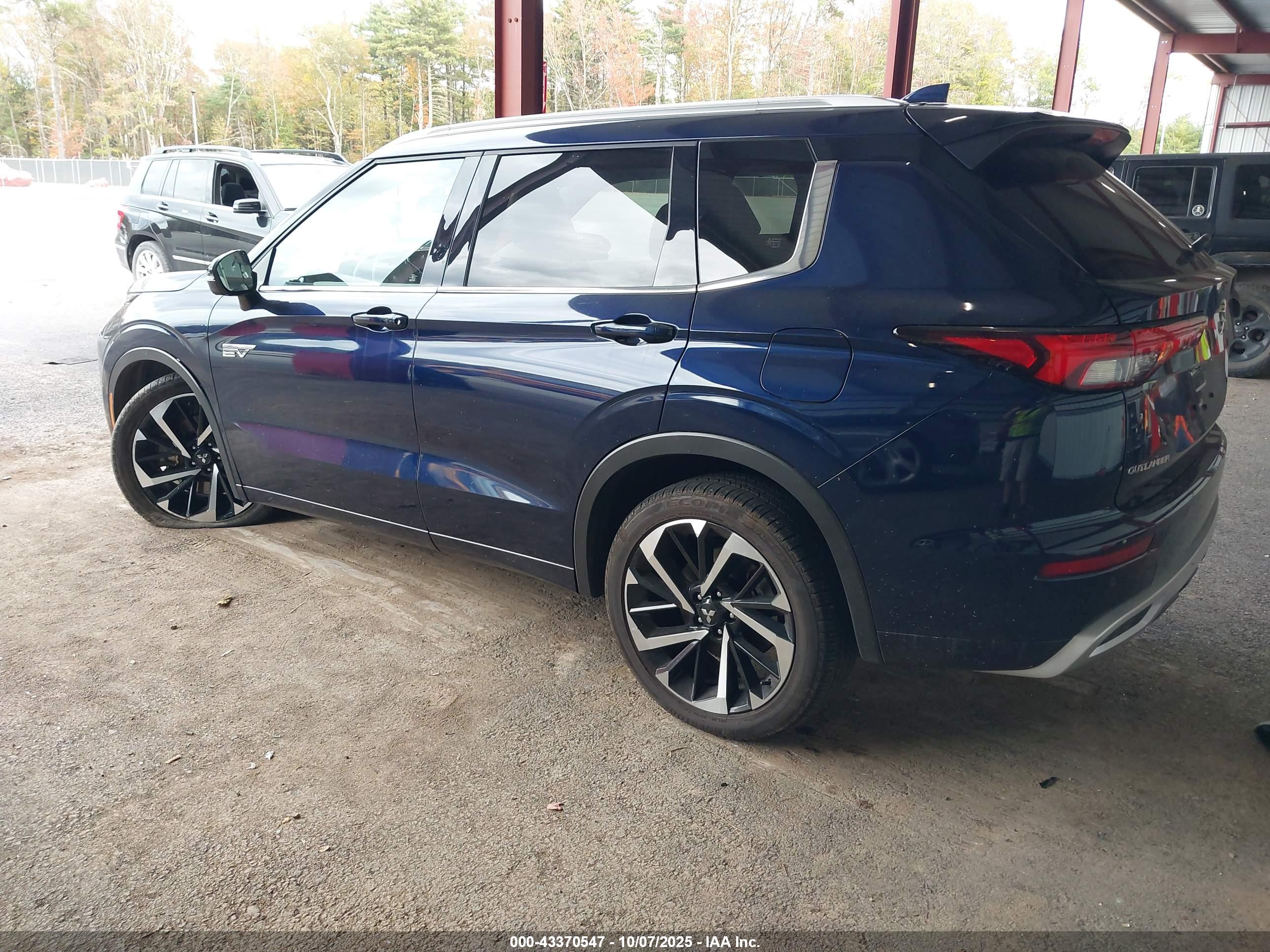 MITSUBISHI OUTLANDER image 3