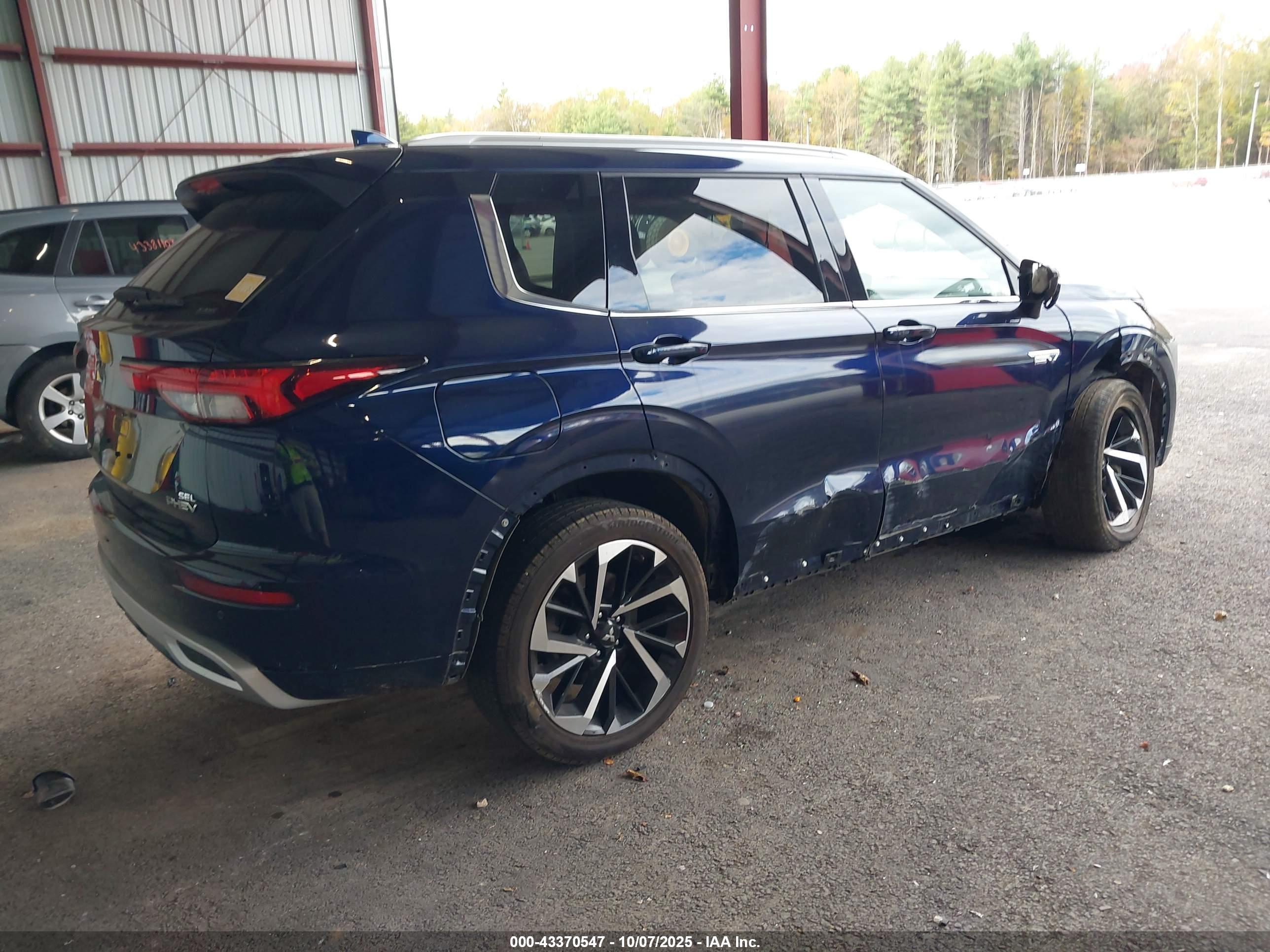 MITSUBISHI OUTLANDER image 4