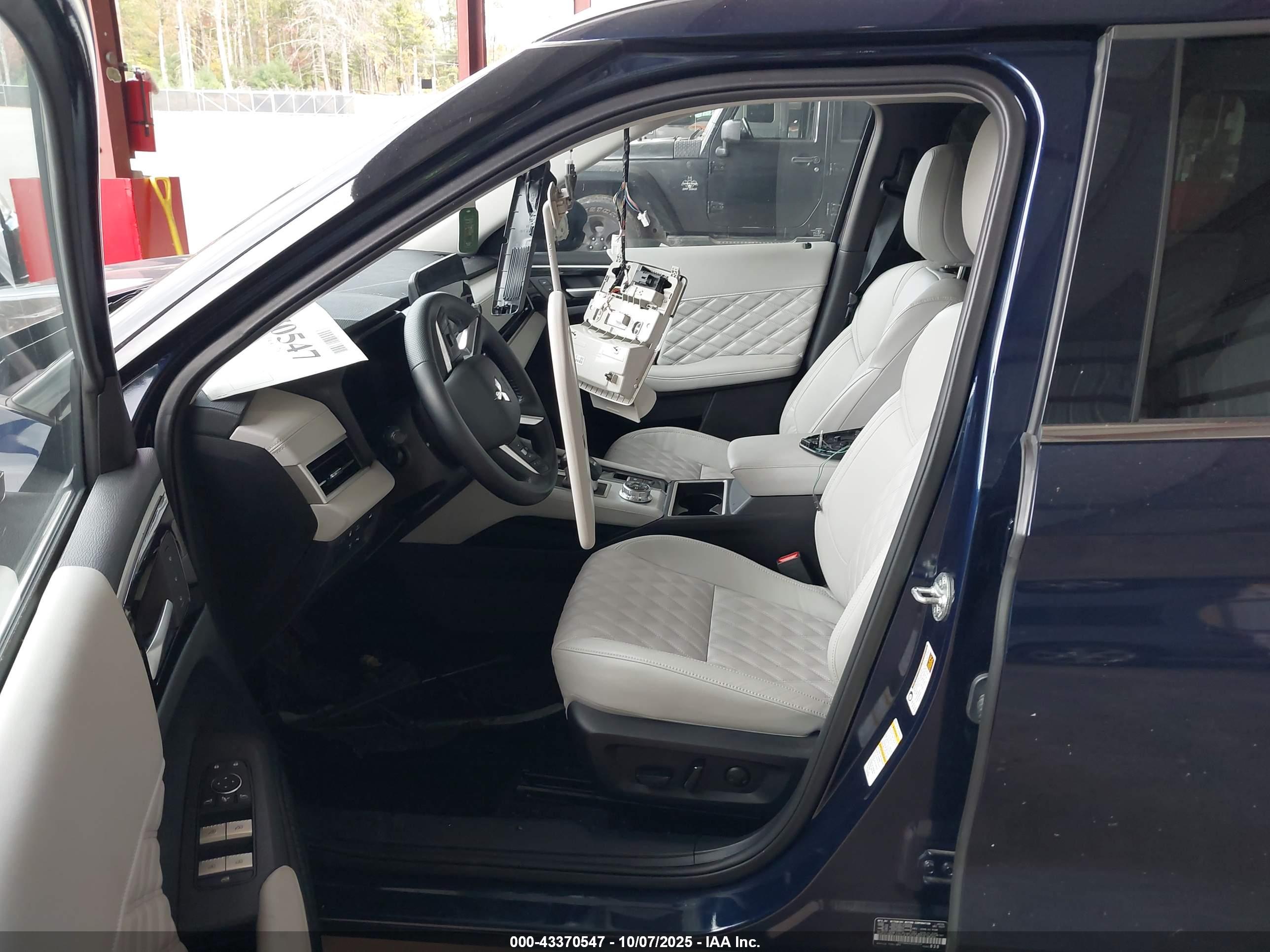 MITSUBISHI OUTLANDER image 5
