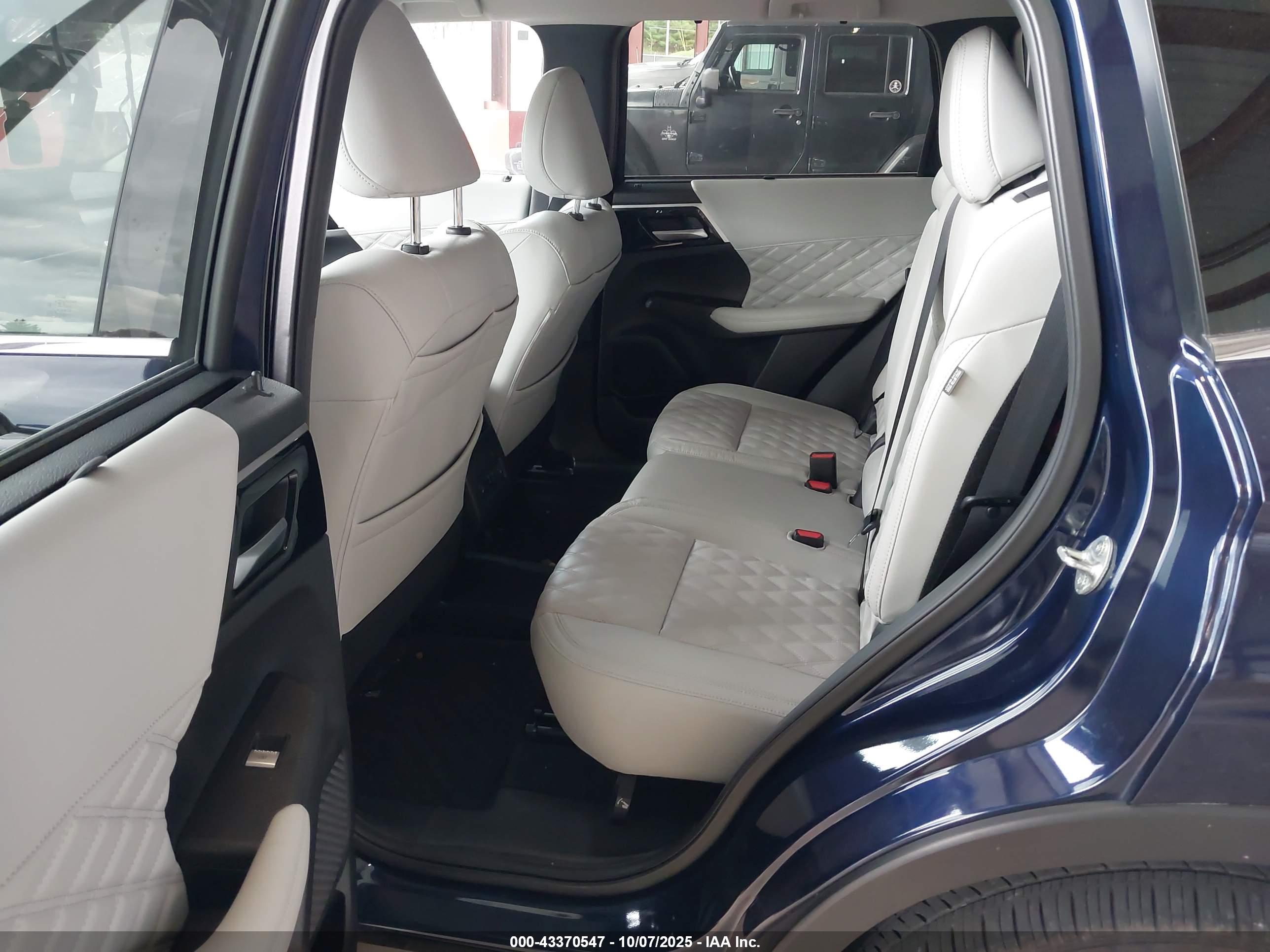 MITSUBISHI OUTLANDER image 8