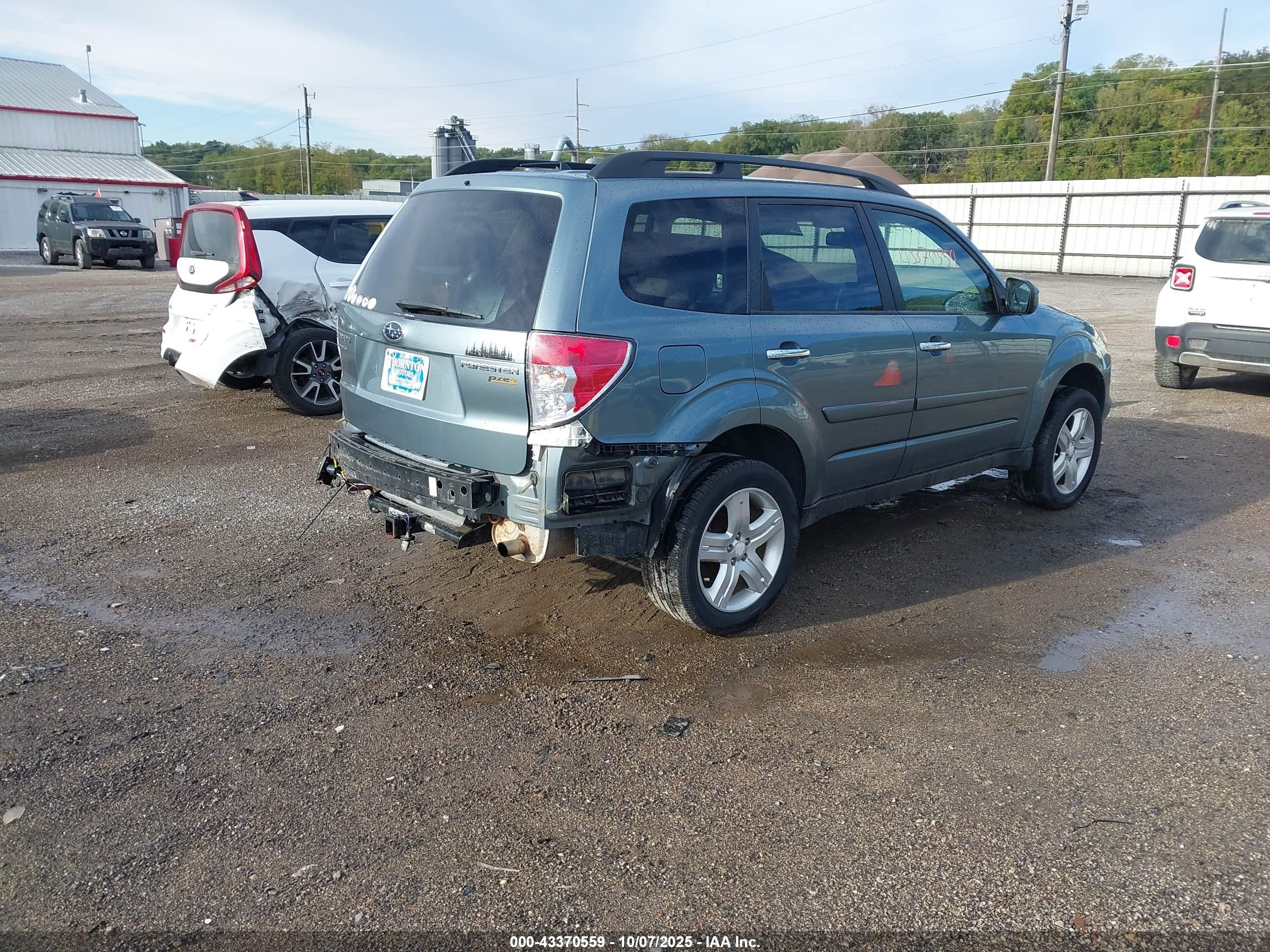 SUBARU FORESTER image 4