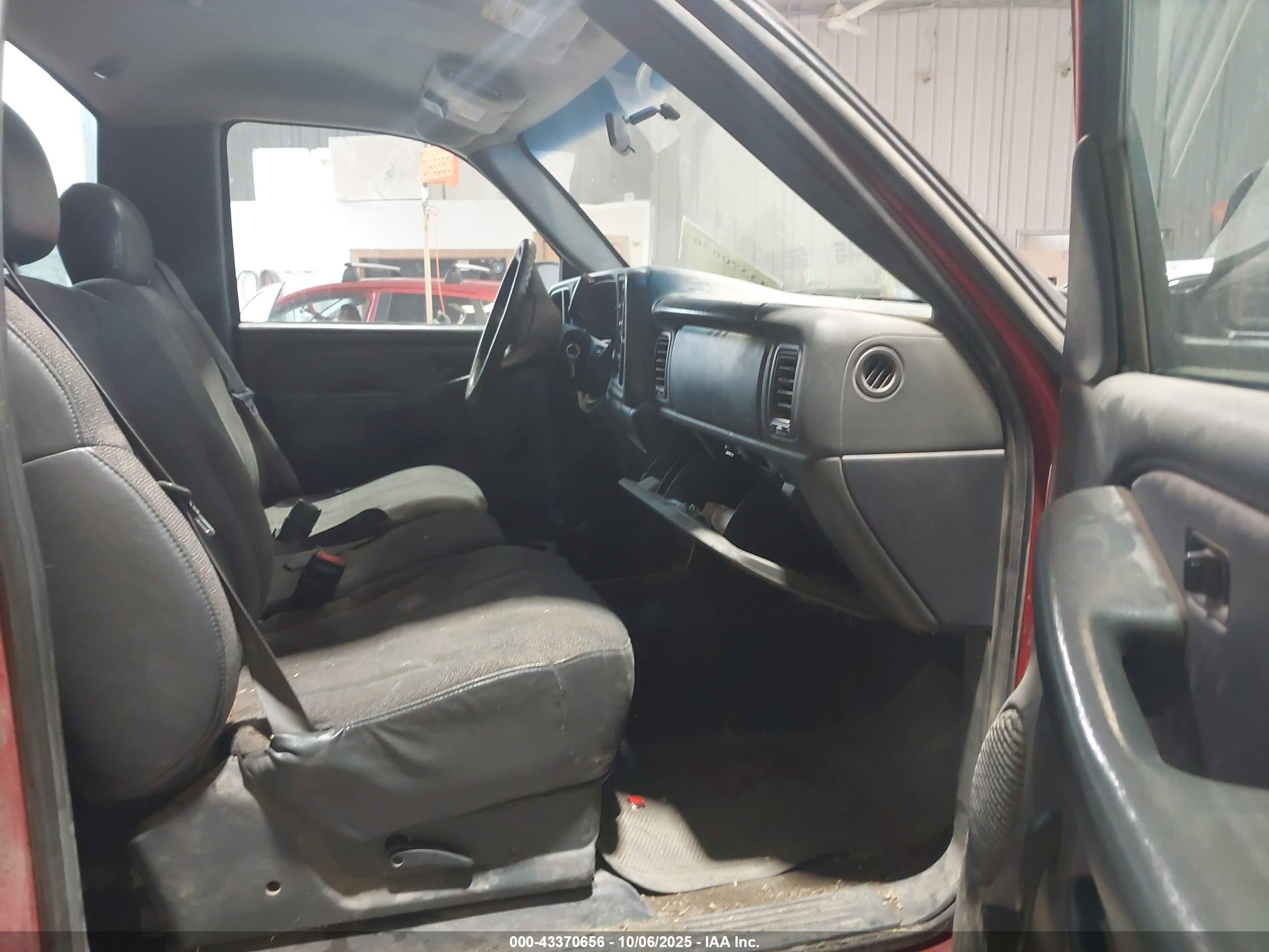 CHEVROLET SILVERADO image 5